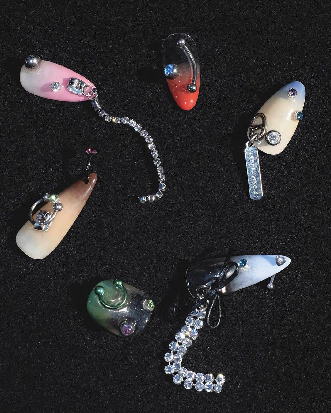 Justine Clenquetのインスタグラム：「So happy to announce our pop-up event at @________gr8 from November 6 to 8! Come to Laforet j in Tokyo to discover our exclusive jewelry, bags & homeware accessories! 🇯🇵  Opening party on November 6 with custom nail art by @miho_miyakawa  From 5:00 pm to 8:00 pm 💅🏻🥂  日時：11月6日（月）〜11月8日（水） 場所： 〒150-0001 東京都渋谷区神宮前1-11-6 ラフォーレ原宿1F TEL : (03)3475-0411 営業時間：11:00～20:00  #justineclenquet #gr8」