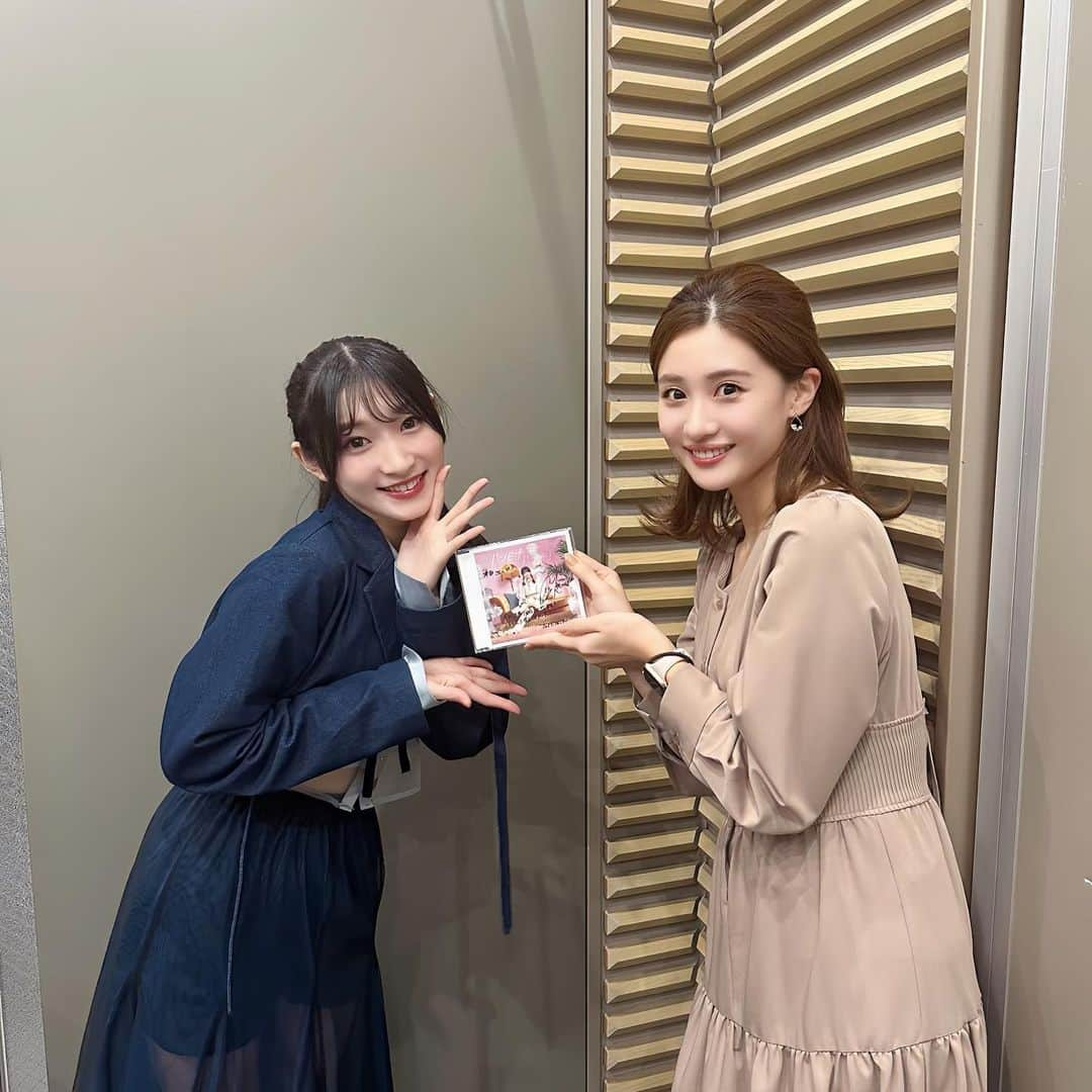 本田奈也花さんのインスタグラム写真 - (本田奈也花Instagram)「宮本佳林さんがrkbに来た〜！ 何も知らず、外に出ようと歩いていたら 宮本さんがいて固まりました😭 顔がとにかく！小さい！！！ 嬉しかったです💓 最近、ただのファンとしてスタジオに お邪魔することが多いな…😂 幸せなひとときでした☺️ 新曲の販売もすご〜く楽しみです✨ #宮本佳林　さん#リリース#バンビーナバンビーノ　元#JuiceJuice#ハロプロ#福岡#アナウンサー#本田奈也花」10月30日 14時30分 - nanaka_honda