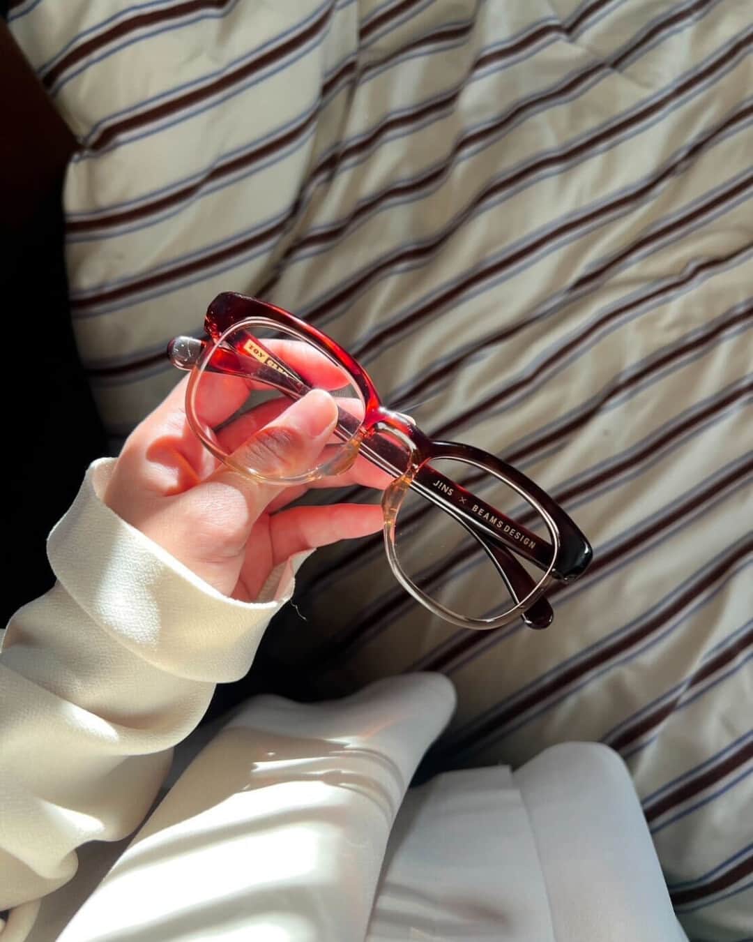 JINS公式さんのインスタグラム写真 - (JINS公式Instagram)「"ファッション×アイウエア”の旬なルックを提案するJINS OUTFITで、メガネの着こなしをチェック。  とみいさん @_miyutomii88  ■styling■ 暖かな陽の光に映える赤みがかったフレームで、柔らかさをより一層引き立てて。 忍ばせたほんのりイエローリップもポイント。  着用品番：UGF-23A-036 86 ※在庫状況は店舗により異なります。  【JINS OUTFIT】アイウエアという呼び名のように、メガネは着こなすもの。旬のファッションに。その日の着こなしに。そのときの気分に。あわせやすいのはどんなメガネだろう。あわせたいのはどんな一本だろう。 さぁ、そのシーズンの着こなしにコーディネートする、そのシーズンのアイウエアを。ファッションから見つける、選ぶ、そんな新しいアイウエアの買い方を、JINSから。  #JINS #ジンズ #jinsoutfit #beamsdesign #toyclassic #ファッションをつくるアイウエア #眼鏡 #アイウエア   【着用ブランド・コスメブランド】 #INSCRIRE #BIRROT #uneven  @inscrire_official @birrot_official @uneven_jp」10月30日 14時33分 - jins_japan