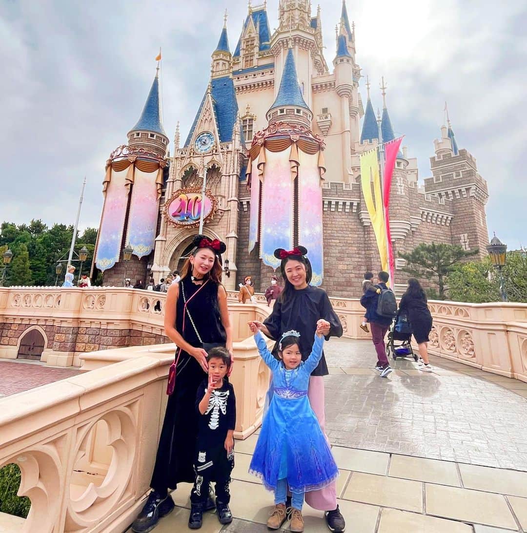 DJ JUICYのインスタグラム：「🤍Tokyo Disneyland🏰40周年🌈🤍  いつもと違うお城の色🩵😍🩷  気がつけば、、、私も来年で40周年だわ😅😅😂😂💦  小さい頃、おじいちゃんとおばあちゃんと岡山からディズニーランドへ行った思い出があるけど、、、  よく考えたらすごいなぁ〜って思う🥹  確かわたしは、、、５歳くらいだったと思うし、、、　　おじいちゃんおばあちゃん何歳だったんだろ？！😳  うっすらしか覚えてないけど、、、  おじいちゃんが、パレードの為に、前で場所取りしてくれてた😌✨  このくらいの歳の子って、ちょろちょろ走り回るし、お昼寝するし、、、  岡山だと車移動だから、日常では歩かないくらいの歩数をディズニーでは歩かないと行けないのに、、、😅💦  私も、おばあちゃんになったら、孫をディズニーに連れて行けるくらいの体力は、ないとだね⤴️💪😝  でも待ってょ、、、‼️  何歳でおばあちゃんになるんだろう...🤷🏻‍♀️🤷🏻‍♀️🤷🏻‍♀️💦💦💦  ヨガ🧘‍♀️とフラメンコ💃もっと頑張らないとだわ🔥🔥🔥  エレクトリカルパレードを観る子供のキラキラした目とリアクション🥰🥰🥰  たまらなく可愛いぃわ😍😍😍😍  #ディズニーランド #40周年 #エレクトリカルパレード  #夢の国 #思い出」