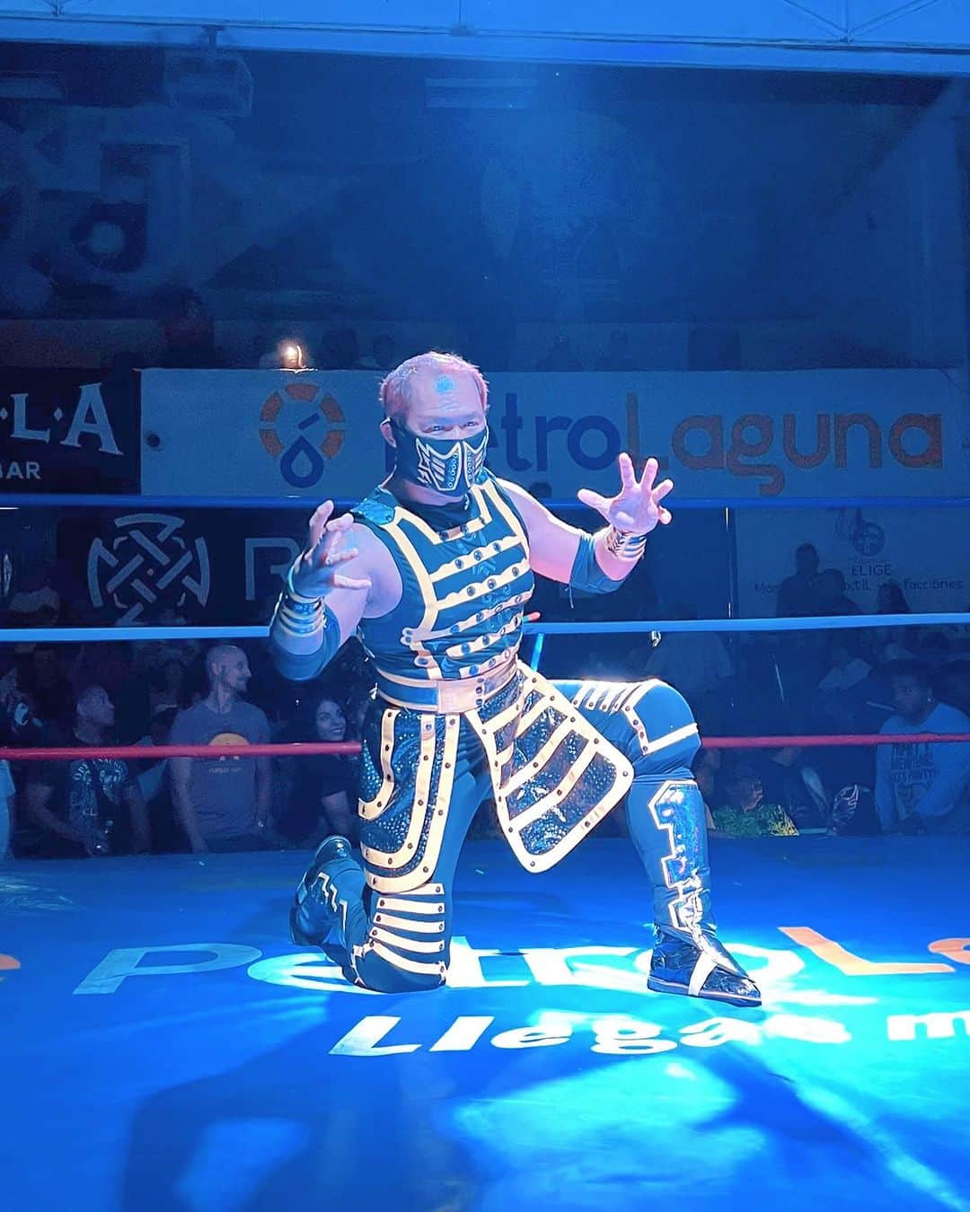 奥村茂雄のインスタグラム：「Jueves 26 de octubre en la Arena Olimpico Laguna.  📷 Angel Arce Del Bosque  - - #cmll #arenaolimpicolaguna #consejomanía @hijodevillanotercero @villanotercerojr #okumura #tifondeosaka #guerrerosamurai」