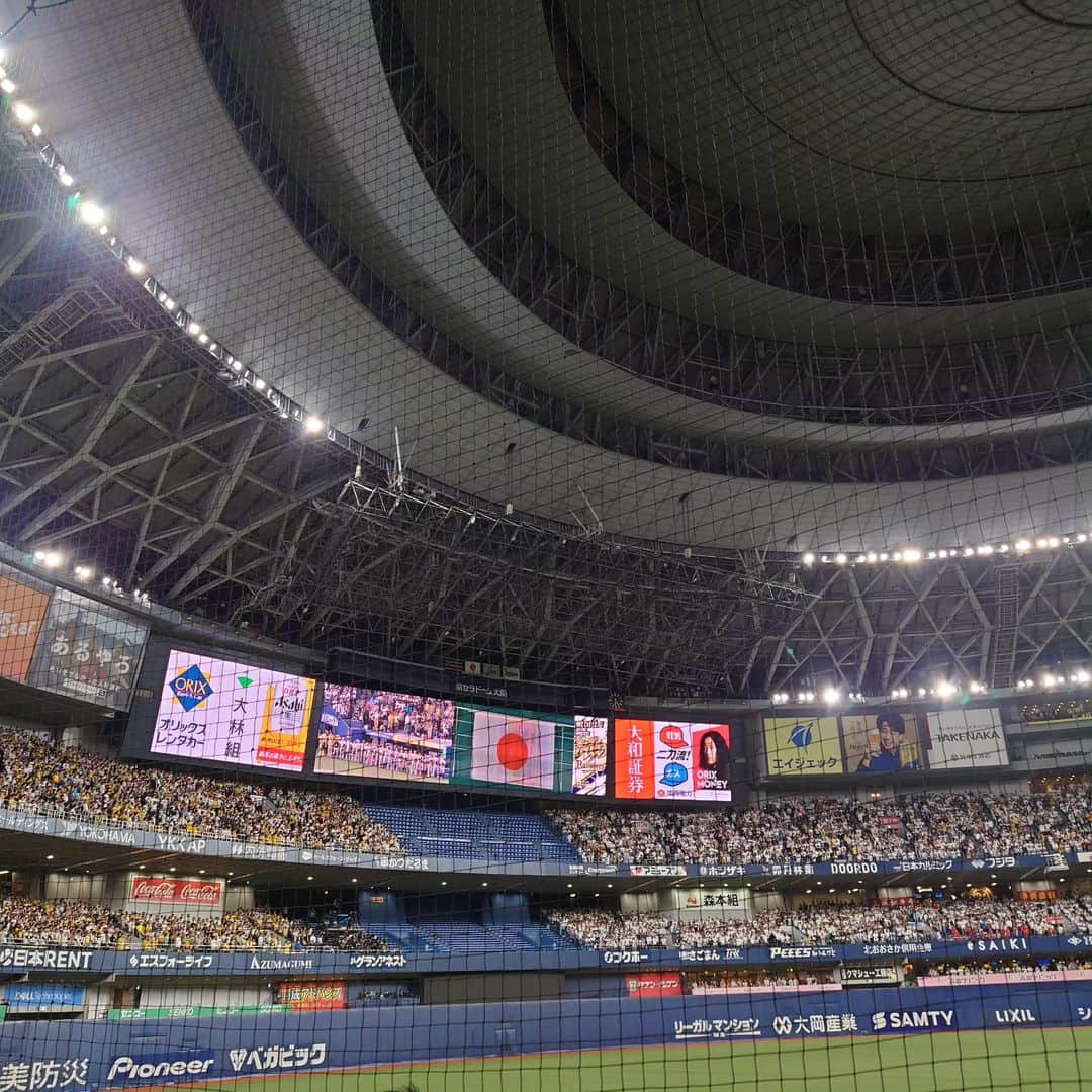 高井俊彦さんのインスタグラム写真 - (高井俊彦Instagram)「昨夜は息子と日本シリーズ観戦へ⚾🙌 おりほ〜〜〜〜〜⤴️⤴️⤴️⤴️  サッカーだけじゃなく野球にも興味を持ち始めてくれて嬉しい🤗 息子に西野選手という推しが出来ました🎶 私の推しは数年前に舞洲球場での２軍戦で一目惚れしてからずっと宗選手です✌  楽し過ぎました👏  始球式にまさかの吉高由里子さん✨ ３回くらいに私が「吉高さんどこかでこの試合観てはるんかなぁ？」って言うと 息子「パパ！あの人ドラマとか映画でめちゃめちゃ忙しいねんで〜すぐに帰ったに決まってるやん！！」と注意されてる様子を周りの方が笑ってはりましたわw  関西ダービーもっともっと盛り上がりますように🔥 #日本シリーズ #オリックスバファローズ  #阪神タイガース  #京セラドーム」10月30日 14時40分 - takai_toshihiko