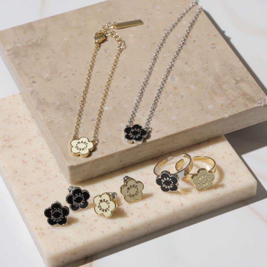 MARY QUANT officialのインスタグラム：「- #センターロゴエポピアス #センターロゴエポネックレス #センターロゴエポブレスレット #センターロゴエポリング - #MARYQUANT #2023WINTER #NEWITEMS #FASHION - #マリークヮント #ピアス #ネックレス #ブレスレット #リング #アクセ #アクセサリー」