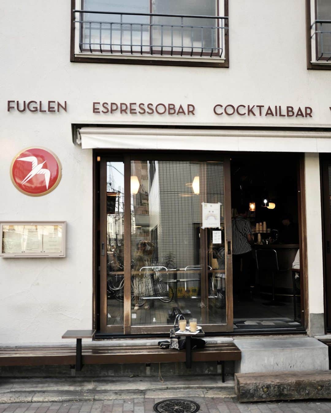 璇璇のインスタグラム：「Fuglen Tokyo 涉谷店 —2023.10.26  這趟來日本探店幾家有名的咖啡廳， 爬文就被這家咖啡廳的外觀吸引， 小小的房子奶白色系太可愛了～ 不過十一點多到就超級多人！！ 我決定下次探店咖啡廳要一大早開店就去， 這樣才有機會拍到空景🥺 這次多虧有兩位韓國小姐姐看我拍照時， 還特地先起身讓我拍個幾張～  這家咖啡廳拿鐵或今日咖啡味道普通， 滿苦澀不是很耐喝～ 我個人比較愛他們的手沖咖啡！ 下午到淺草寺參觀時， 發現淺草那邊也有一家Fuglen， 不過外觀就沒有涉谷這家有特色。  然後溫昂用相機終於有上手一點， 出個幾張能看的照片 感動哈哈哈～」