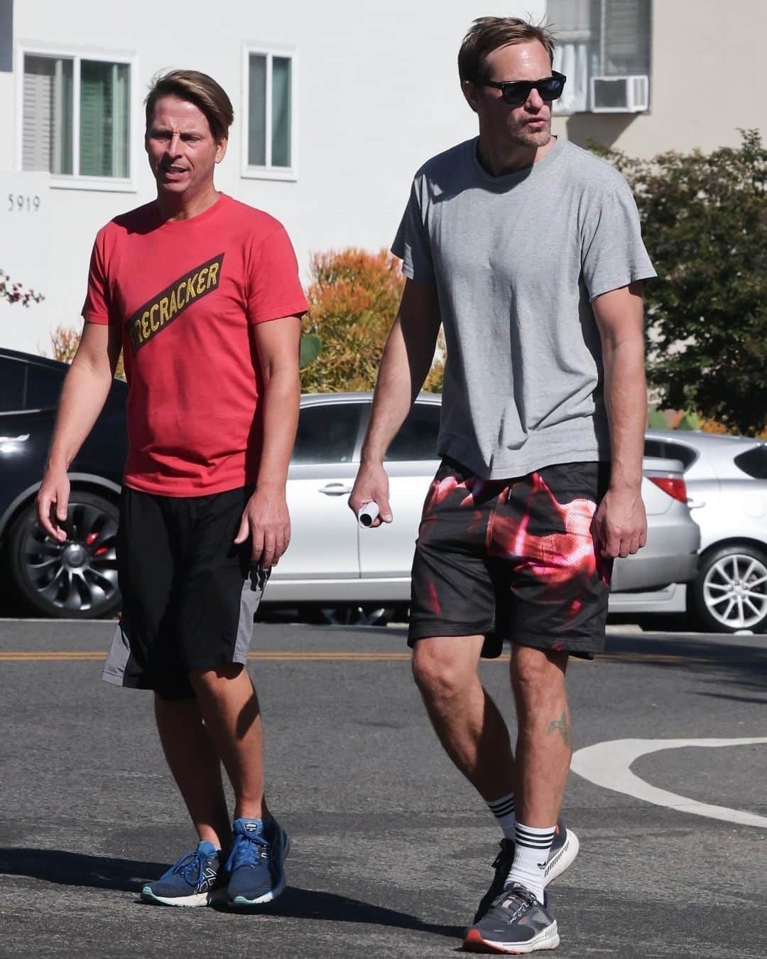 Just Jaredさんのインスタグラム写真 - (Just JaredInstagram)「Alexander Skarsgard spent the afternoon hanging out with longtime friend Jack McBrayer. #AlexanderSkarsgard #JackMcBrayer Photos: Backgrid」10月30日 14時46分 - justjared
