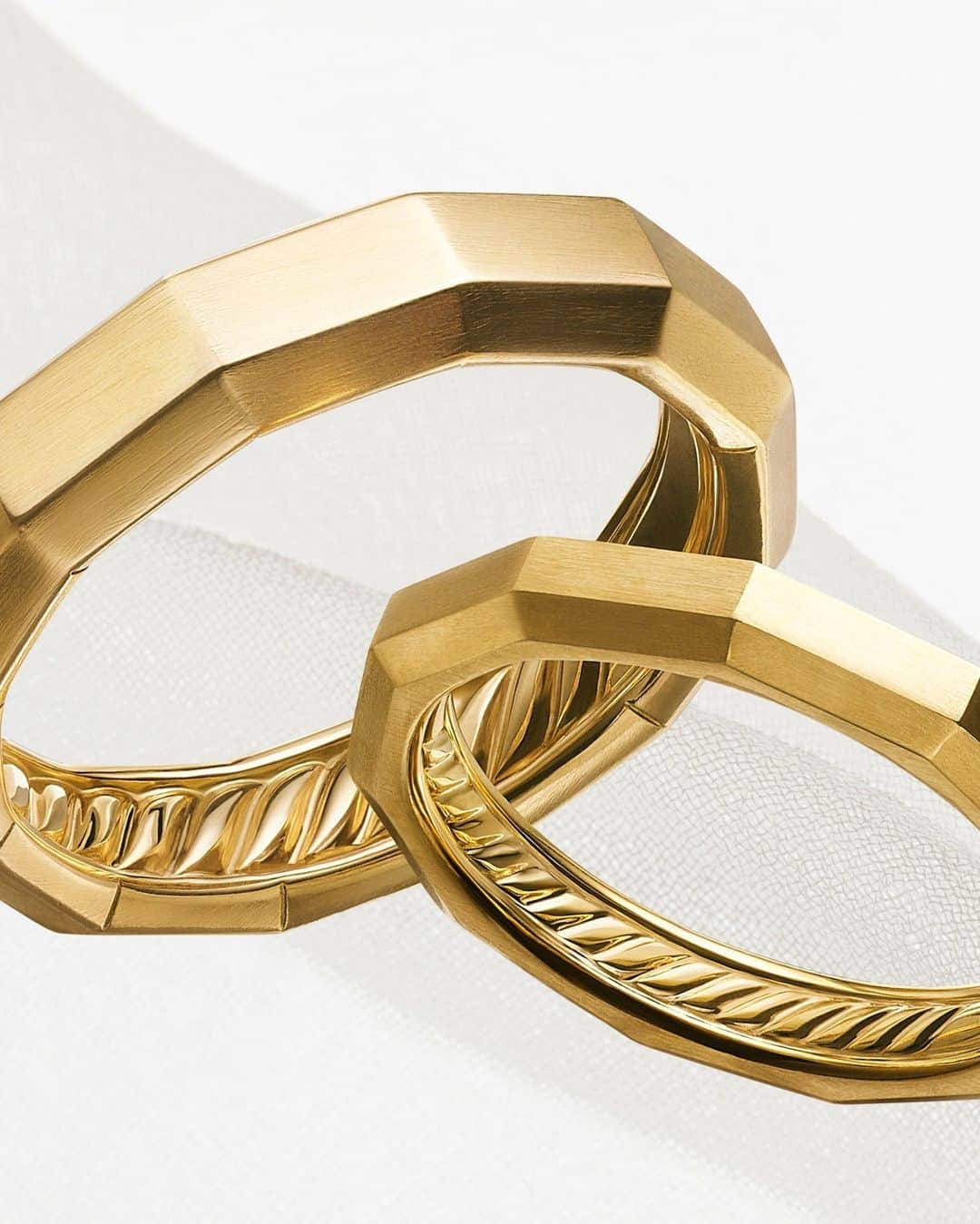デイビット・ユーマンのインスタグラム：「To have and to hold. Matching David Yurman Faceted band rings add a modern edge to an everyday piece—with our signature Cable engraved on the inside.  #DavidYurman #DYWedding」