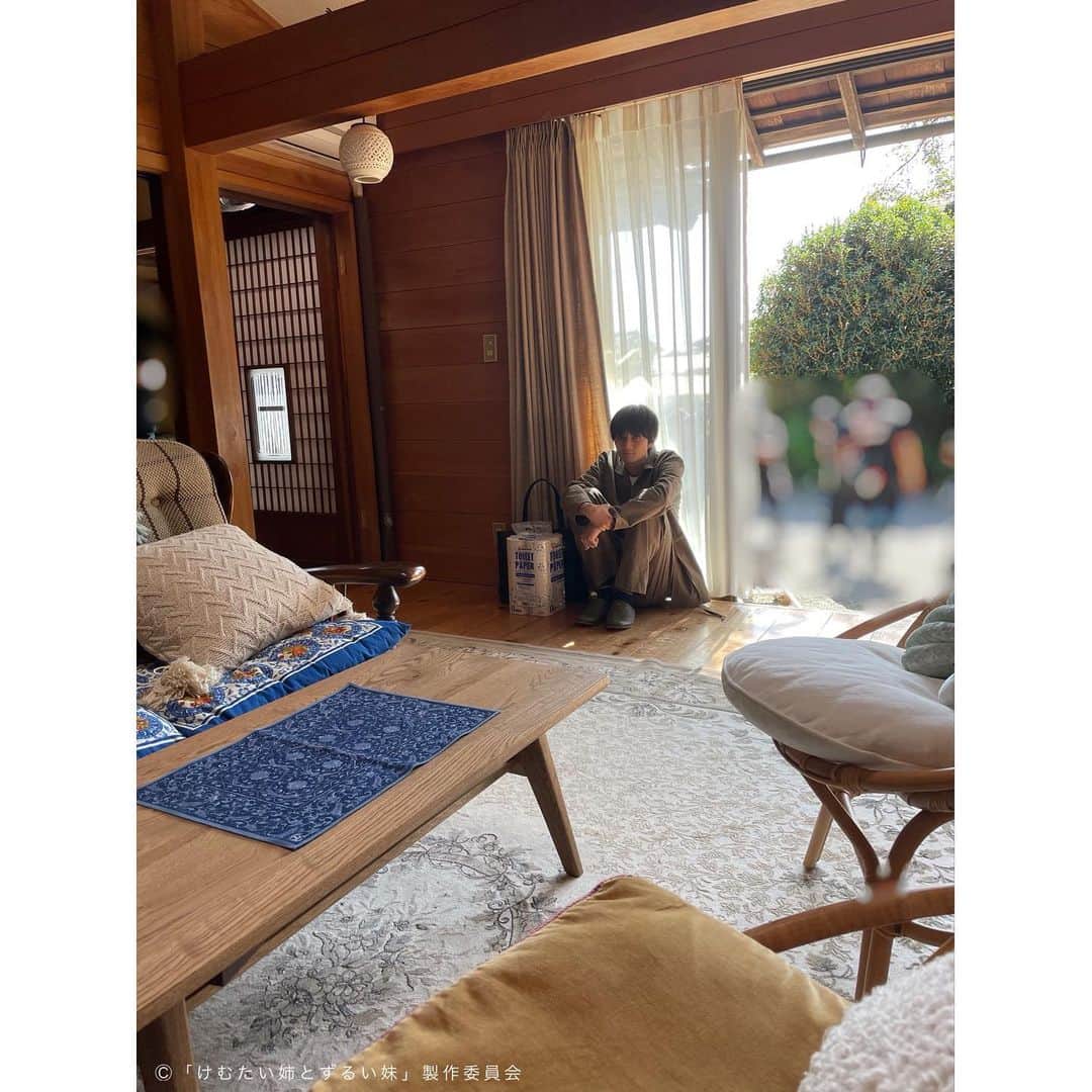 けむたい姉とずるい妹のインスタグラム：「. 待ち時間の律( #栁俊太郎 さん) すみっこでちょこんと💟 近づいたら微笑んでくれました🔅  ／ 『#けむたい姉とずるい妹 』 第4話は今夜11:06放送🪄 ＼  1〜3話は #TVer で配信中🎗 tver.jp/episodes/ephmzz9lqr  U-NEXTなどでも配信中💠  #テレビ東京 #けむずる  #栗山千明 #馬場ふみか #栁俊太郎  #桜田通 #雛形あきこ  #オフショット」