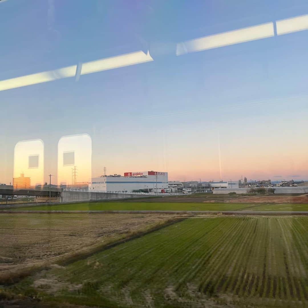 牛江桃子（ももち）のインスタグラム：「🌅🚃🤎」