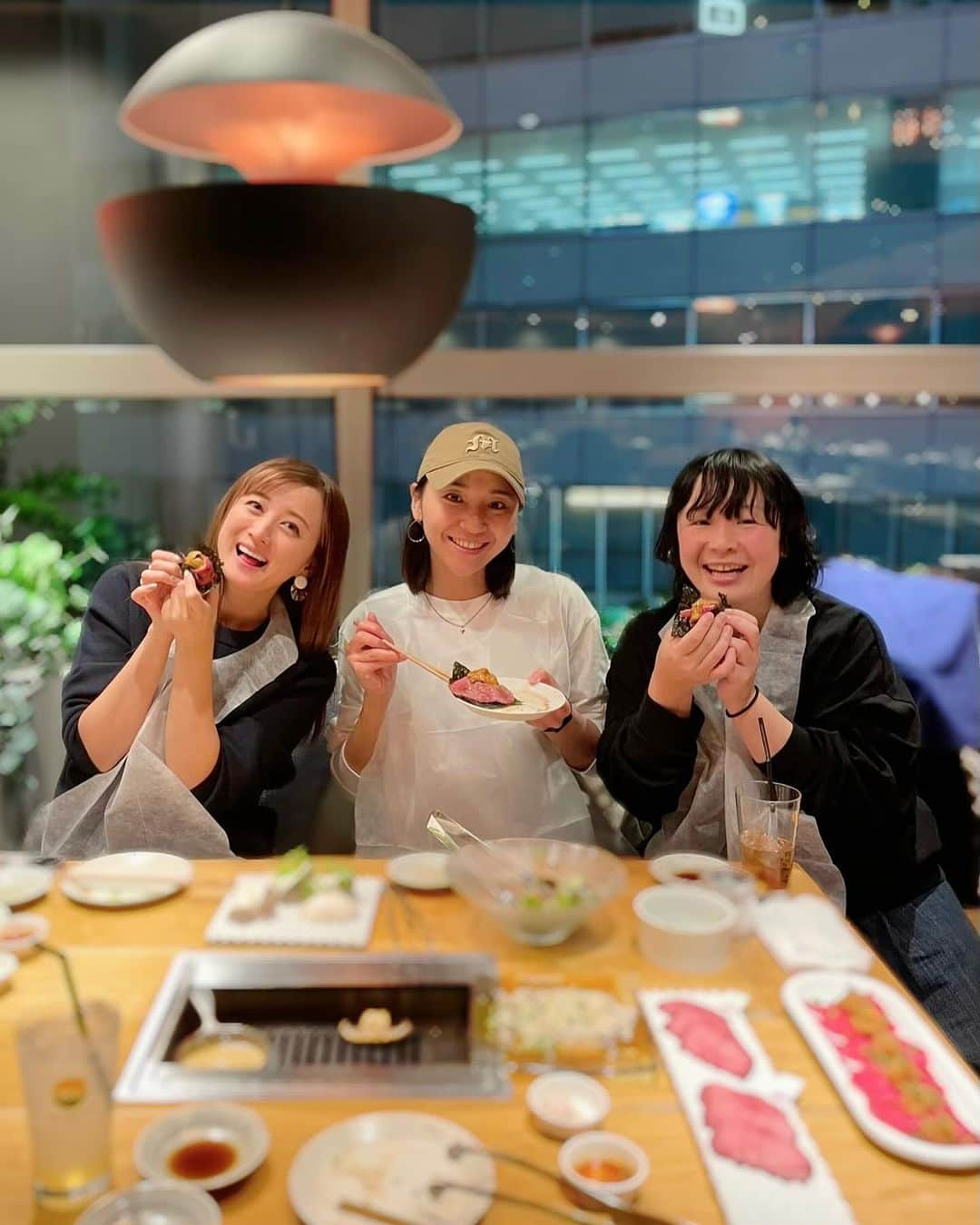 小松彩夏さんのインスタグラム写真 - (小松彩夏Instagram)「⁡ ⁡ 先日、焼肉部で【熟成和牛焼肉エイジング・ビーフ渋谷店】 へ行ってきました😋🥩 ⁡ もうね、美味しすぎて 食べまくりました😜❤️笑 ⁡ その中でも美味しかったのが ⁡ 【エイジングおすすめ5種盛り合わせ】 ３週間前後熟成した黒毛和牛のさまざまな部位を食べ比べできちゃうセット❣️ どのお肉も熟成されているので旨味がすごい👏 ⁡ 【焼き雲丹と炙りサーロインの手巻きキンパ】 人気商品の肉寿司❣️軽く炙ったサーロインに雲丹のコクや風味が合わさった贅沢な一品です✨ 雲丹とお肉の組み合わせ最高‼️と焼肉部全員が大絶賛でした👏あまりにも美味しくて全員がおかわり🤣🤣🤣笑 ⁡ 他も沢山いただきましたが、本当にどれも美味しくて幸せな時間でした😋❤️ ⁡ 清潔感のある広々としまたオシャレな店内で 居心地もよかったです🌿✨ ⁡ JR渋谷駅新南口から徒歩1分のところです📍 ⁡ やっぱりお肉は元気がでる〜🙌 またオススメのお店紹介しますね😉🩷 ⁡ ⁡ ——————————————— ⁡ 📍 【熟成和牛焼肉エイジング・ビーフ渋谷店】 東京都渋谷区渋谷３丁目２７−１１ Gems渋谷 4F ⁡ ——————————————— ⁡ PR agingbeef_shibuya #エイジングビーフ #熟成肉 #焼肉 #渋谷ディナー #渋谷ランチ #エイジングビーフ渋谷 #渋谷焼肉 #お肉ディナー #渋谷 #渋谷駅 #SHIBUYA #焼肉部 #肉好き #お肉好き #お肉ラブ」10月30日 14時57分 - official_ayaka_502