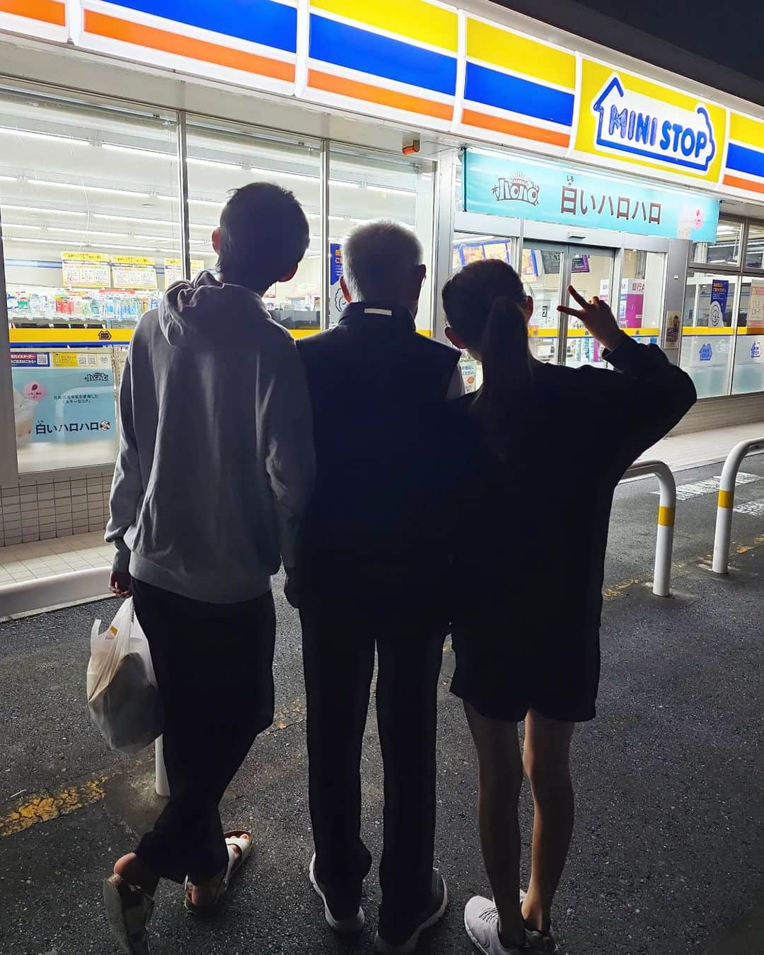 佐藤純さんのインスタグラム写真 - (佐藤純Instagram)「じーじが、夜子供達に『アイス買いに行くか🍦』と。  あーちゃん『真っ暗だし、転んだら大変だからやめたほうがいいよ💦』と。  でも、結局三人で真っ暗な中、コンビニへとことこ  🚶🚶🚶  バレないように、そ～っと後ろから様子をみに行ったら、二人がちゃんと転ばないように両サイドで腕組んでた💕  5枚目の動画‥‥ 自分はもうアイス食べたのに、じーじの🍦を狙ってる人🤣  #実家 #孫 #じーじ #アイス #おじいちゃん #ママ #ママモデル #モデル #mama #mamamodel #model」10月30日 14時58分 - junsatoidea