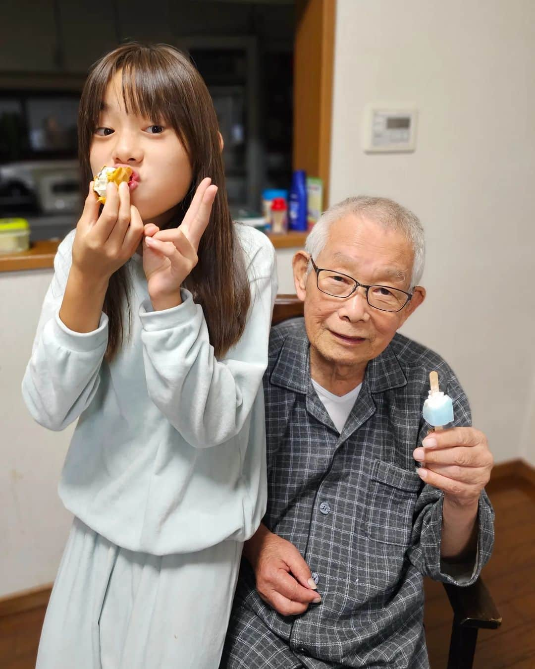 佐藤純さんのインスタグラム写真 - (佐藤純Instagram)「じーじが、夜子供達に『アイス買いに行くか🍦』と。  あーちゃん『真っ暗だし、転んだら大変だからやめたほうがいいよ💦』と。  でも、結局三人で真っ暗な中、コンビニへとことこ  🚶🚶🚶  バレないように、そ～っと後ろから様子をみに行ったら、二人がちゃんと転ばないように両サイドで腕組んでた💕  5枚目の動画‥‥ 自分はもうアイス食べたのに、じーじの🍦を狙ってる人🤣  #実家 #孫 #じーじ #アイス #おじいちゃん #ママ #ママモデル #モデル #mama #mamamodel #model」10月30日 14時58分 - junsatoidea