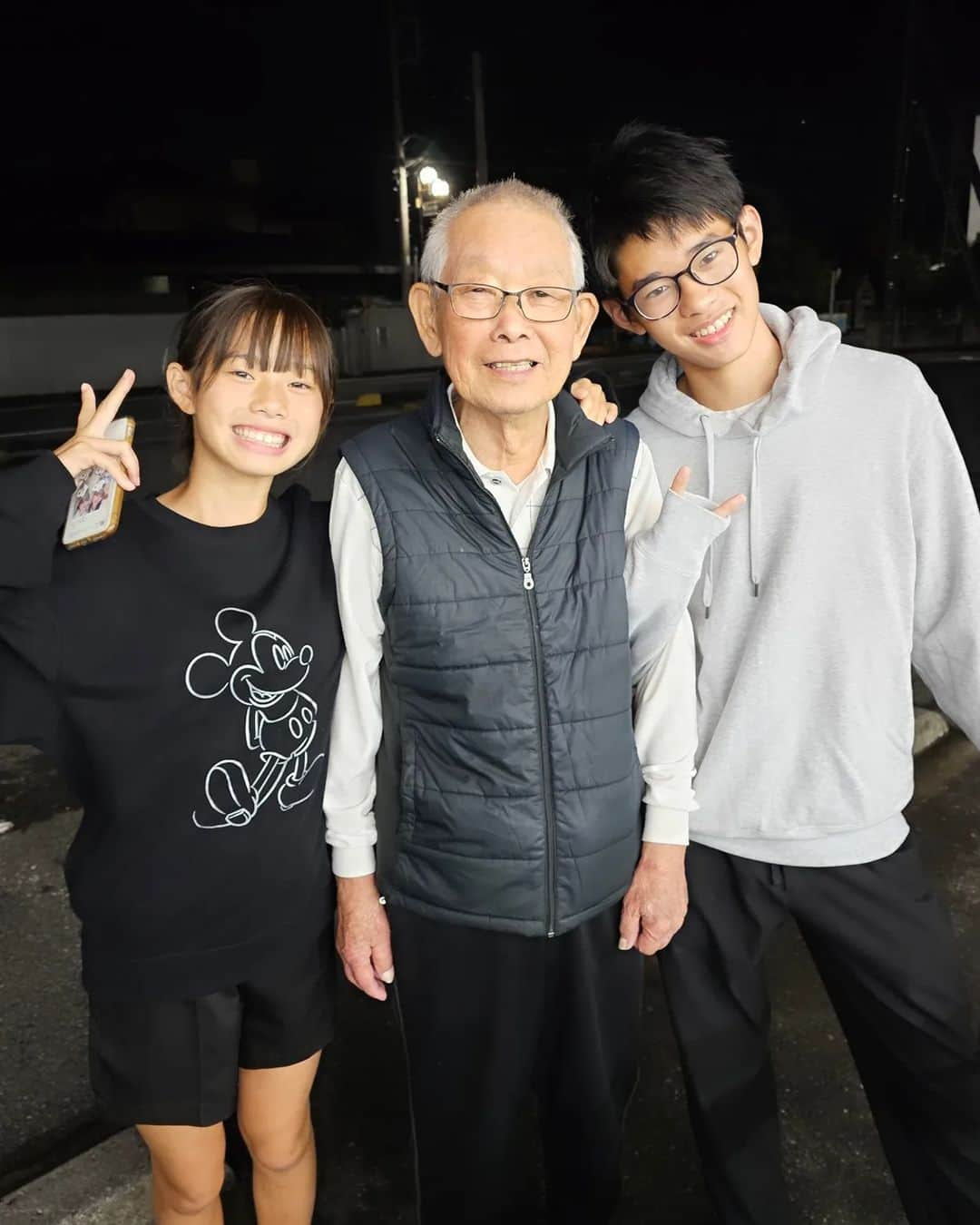 佐藤純さんのインスタグラム写真 - (佐藤純Instagram)「じーじが、夜子供達に『アイス買いに行くか🍦』と。  あーちゃん『真っ暗だし、転んだら大変だからやめたほうがいいよ💦』と。  でも、結局三人で真っ暗な中、コンビニへとことこ  🚶🚶🚶  バレないように、そ～っと後ろから様子をみに行ったら、二人がちゃんと転ばないように両サイドで腕組んでた💕  5枚目の動画‥‥ 自分はもうアイス食べたのに、じーじの🍦を狙ってる人🤣  #実家 #孫 #じーじ #アイス #おじいちゃん #ママ #ママモデル #モデル #mama #mamamodel #model」10月30日 14時58分 - junsatoidea