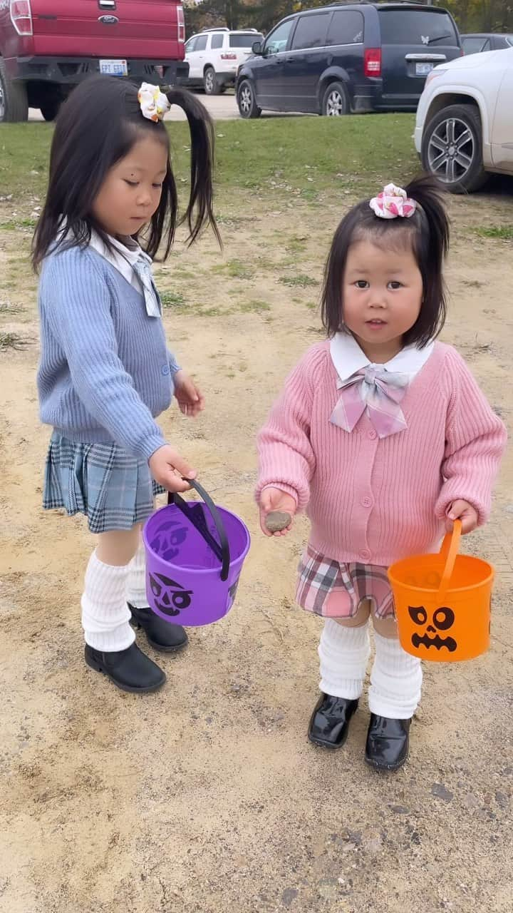 ぽるママのインスタグラム：「. . Trick or Treat🎃👻🍭🍬🍫  …の前に駐車場の石拾うよね〜🪨  今年の仮装は『平成ギャル』でした✌🏻🩵🩷  いっぱい写真撮ったから また載せさせてね🫣？  #ハッピーハロウィン #また今年も #大量にお菓子をもらってしまった #去年のハロウィンでもらったやつが #まだある #🎃👐🏻」