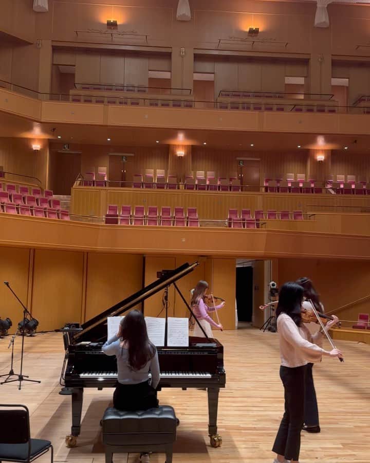 のインスタグラム：「一夜明けましたが、昨日愛知県芸術劇場、昼夜2公演ありがとうございました 正直言ってめちゃくちゃ疲れたけど、心地良い疲れでした。お客様のテンション高さが、非常に我々にやる気を与えてくださいました。 夜公演の2部最後は「動画撮って良いよ〜」って私のテンションもMAXでした イベンターの方が、きしめんとか手羽先とか色々用意してくださいいました。 本当に感謝です 亜紀ちゃんサービスカットのせときます❤️  お客様との集合写真は次の号にあげます  ありがとうございました」