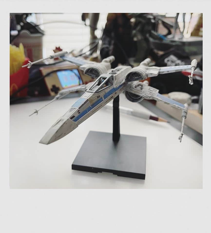 かせきさいだぁのインスタグラム：「新X-wing T-70って苦手だったんだけど、エアインクのシルバーがカッコ悪いと気付いたら、好きになって来てる❤️カッコイイ〜」
