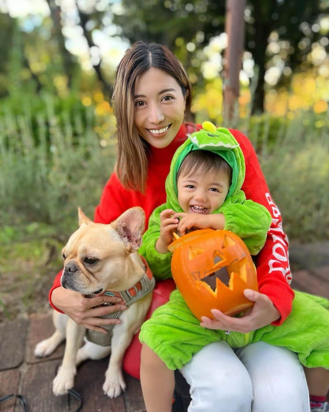 黒ユイのインスタグラム：「👻HAPPY HALLOWEEN 🎃  去年はまだまだ赤ちゃんでハロウィンは コスチュームだけだったけど 今年はイベントに参加できて楽しめました❤️  #halloween #halloweencostume  #dinosaur #恐竜　#フレブルのいる生活 #フレブルと子供」