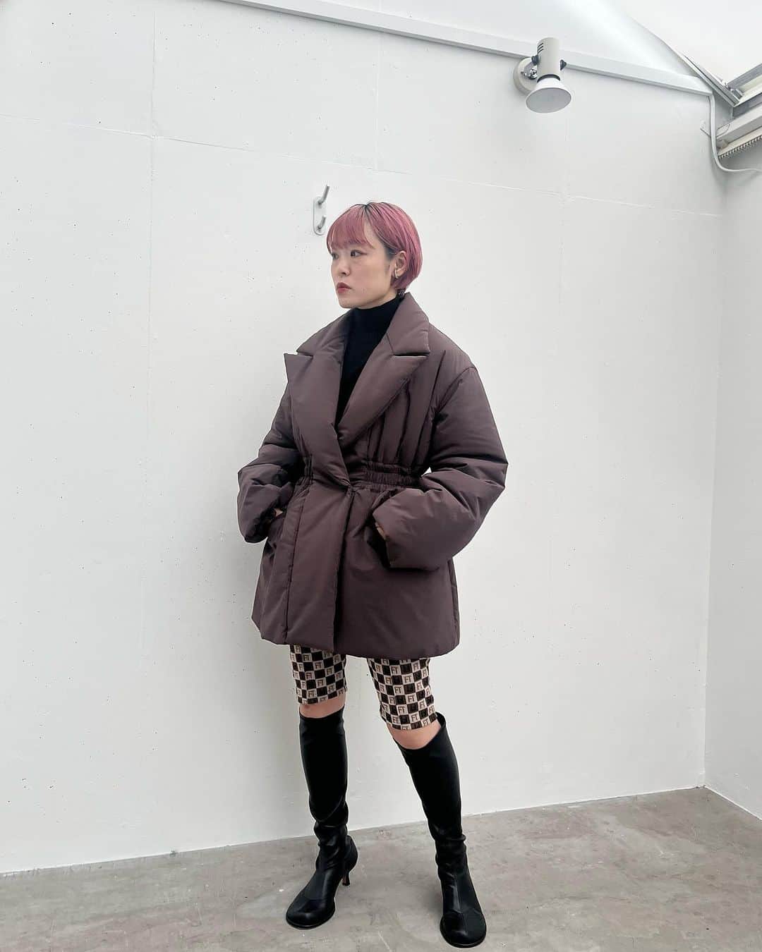 MIDWEST TOKYO WOMENのインスタグラム：「. 【outer】 nylon puffer jacket @fetico_official brown,black / size 1,2  【pants】 jacquard half pa @fumietanaka_jp brown,green / size 1,2  【shoes】 oval stretch l/boots @quartierglam black / size 35.5-37.5  @midwest_tw staff 160cm」