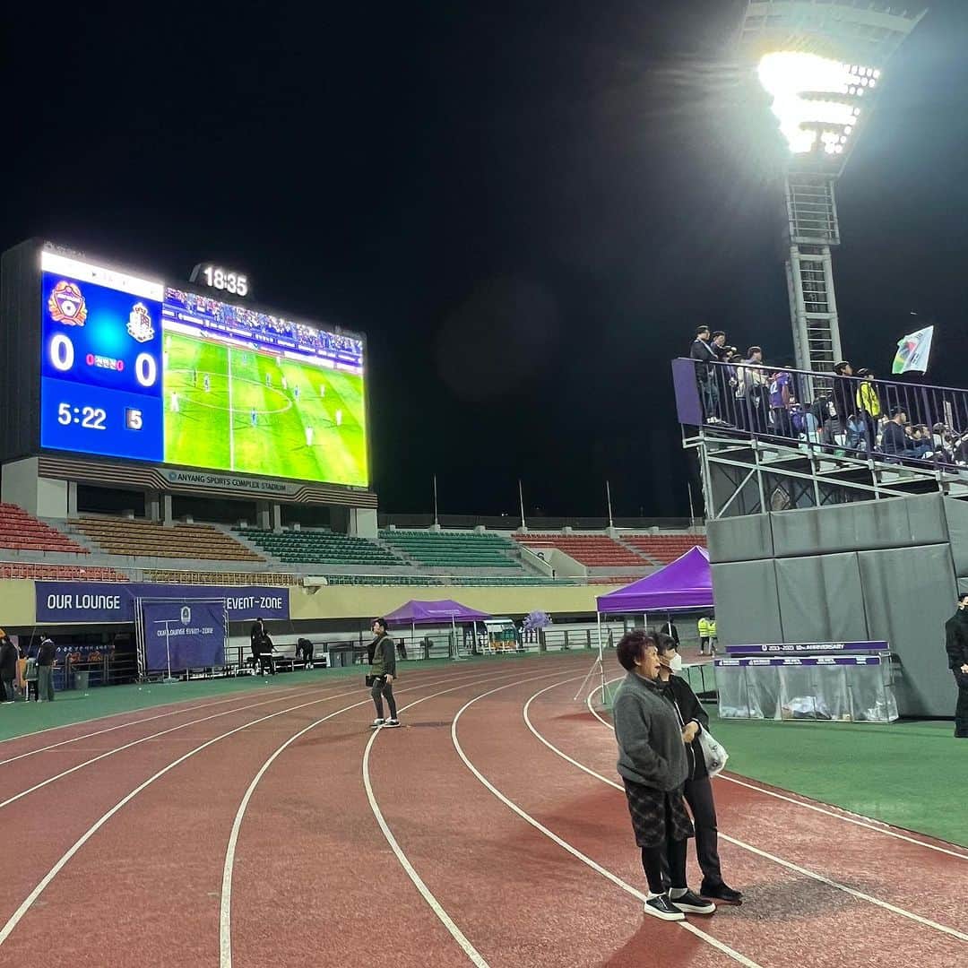 植田朝日さんのインスタグラム写真 - (植田朝日Instagram)「🇰🇷🇰🇷🇰🇷  土曜の夜はKリーグ2部 安養FC vs ソウルEランドへ  このスタジアムに来るのはFCソウルの前身LGチータース以来。  そして、トラックに仮設スタンドがあるコリアンスタイル。  チアの後ろや仮設スタンドが邪魔にならないスタンドの1番上で見たり韓国を満喫しました！？  #韓国旅 #韓国サッカー #Kリーグ #サッカー旅 #朝日旅 #FooTravelleR #安養FC #ソウルEランド」10月30日 15時17分 - asahiman