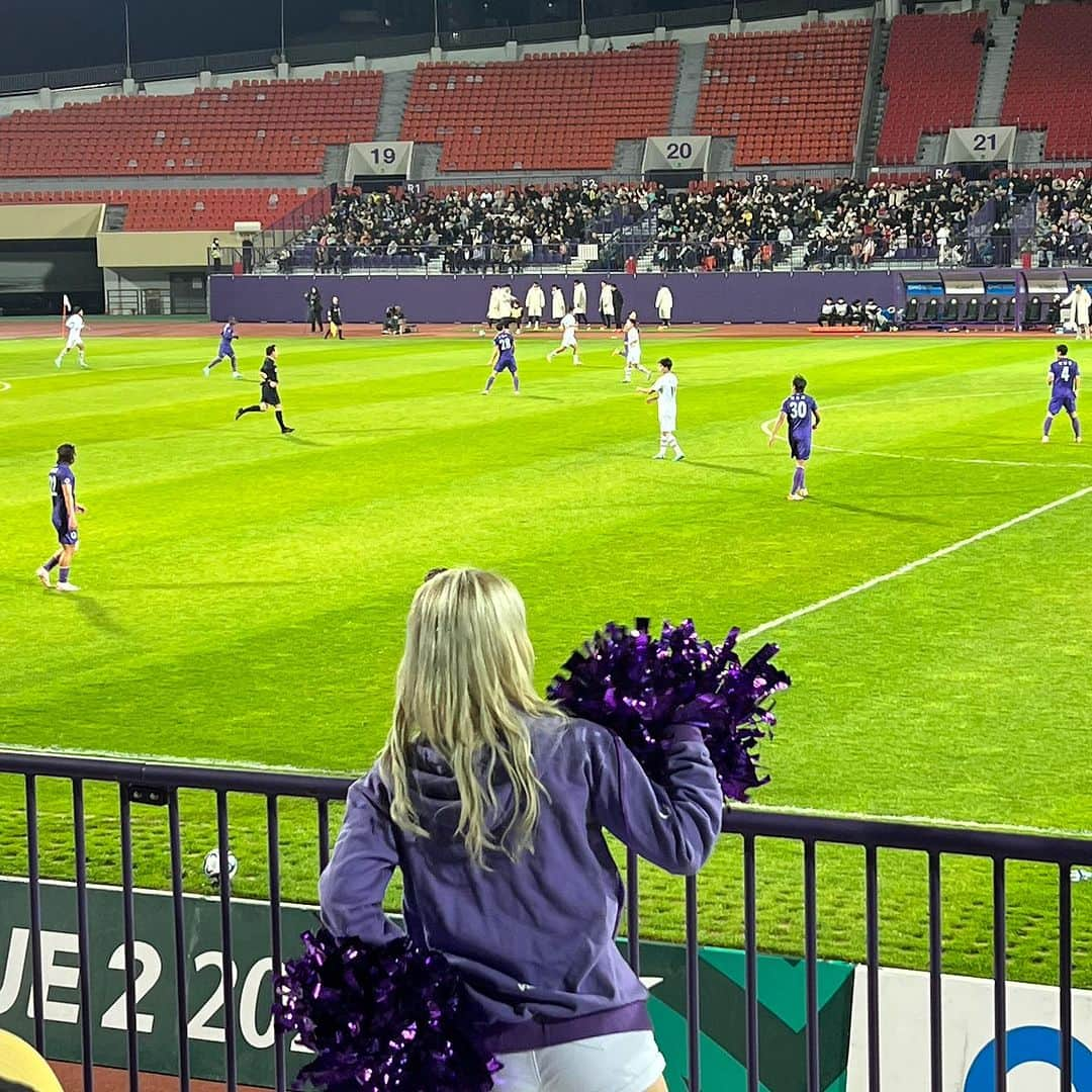 植田朝日さんのインスタグラム写真 - (植田朝日Instagram)「🇰🇷🇰🇷🇰🇷  土曜の夜はKリーグ2部 安養FC vs ソウルEランドへ  このスタジアムに来るのはFCソウルの前身LGチータース以来。  そして、トラックに仮設スタンドがあるコリアンスタイル。  チアの後ろや仮設スタンドが邪魔にならないスタンドの1番上で見たり韓国を満喫しました！？  #韓国旅 #韓国サッカー #Kリーグ #サッカー旅 #朝日旅 #FooTravelleR #安養FC #ソウルEランド」10月30日 15時17分 - asahiman