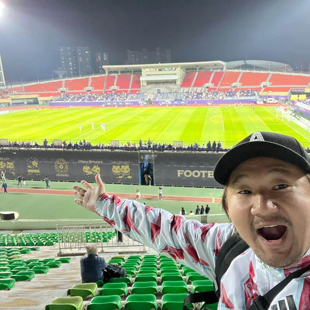 植田朝日さんのインスタグラム写真 - (植田朝日Instagram)「🇰🇷🇰🇷🇰🇷  土曜の夜はKリーグ2部 安養FC vs ソウルEランドへ  このスタジアムに来るのはFCソウルの前身LGチータース以来。  そして、トラックに仮設スタンドがあるコリアンスタイル。  チアの後ろや仮設スタンドが邪魔にならないスタンドの1番上で見たり韓国を満喫しました！？  #韓国旅 #韓国サッカー #Kリーグ #サッカー旅 #朝日旅 #FooTravelleR #安養FC #ソウルEランド」10月30日 15時17分 - asahiman