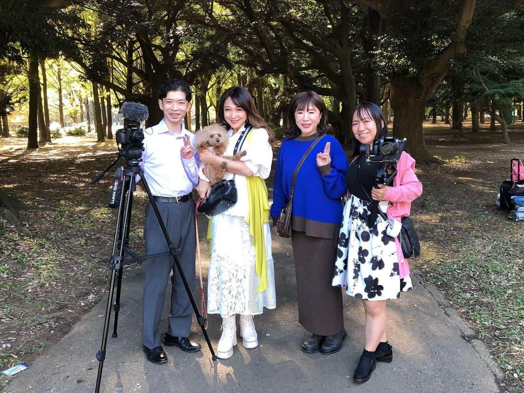 原めぐみさんのインスタグラム写真 - (原めぐみInstagram)「（原めぐみofficial）  今日は朝から代々木公園で、映画の追撮をしてました❣️この後のドッグイベントの為にチャッピーを連れて行ったのですが、折角来たならと出演させて頂くことに‼️マルベル堂のプロマイドもあるし、映画にも出演❓もう18歳なのに、タレント犬みたいですね（笑）  #原めぐみ #映画撮影  #findblliance #megumihara #シニア犬18歳  @meguming.h」10月31日 2時08分 - meguming.h