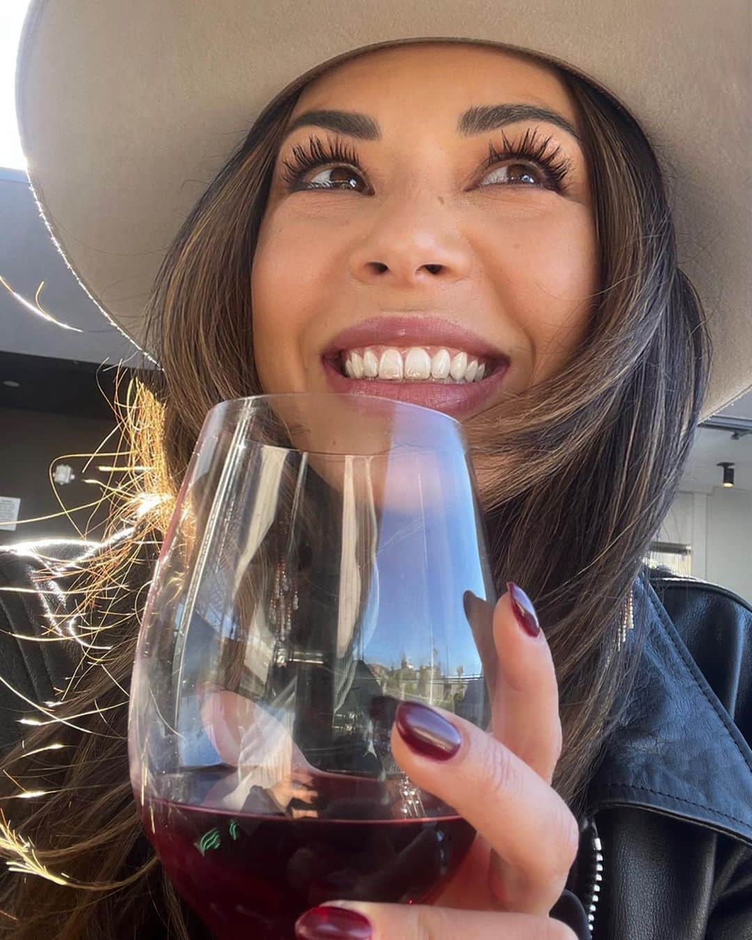 ジャネル・パリッシュさんのインスタグラム写真 - (ジャネル・パリッシュInstagram)「It’s my birthday. Here’s a poem I wrote. I think it’s great: Big hat Drinking wine Feeling FINE 😜 thanks for the birthday love 🤍」10月31日 2時09分 - janelparrish