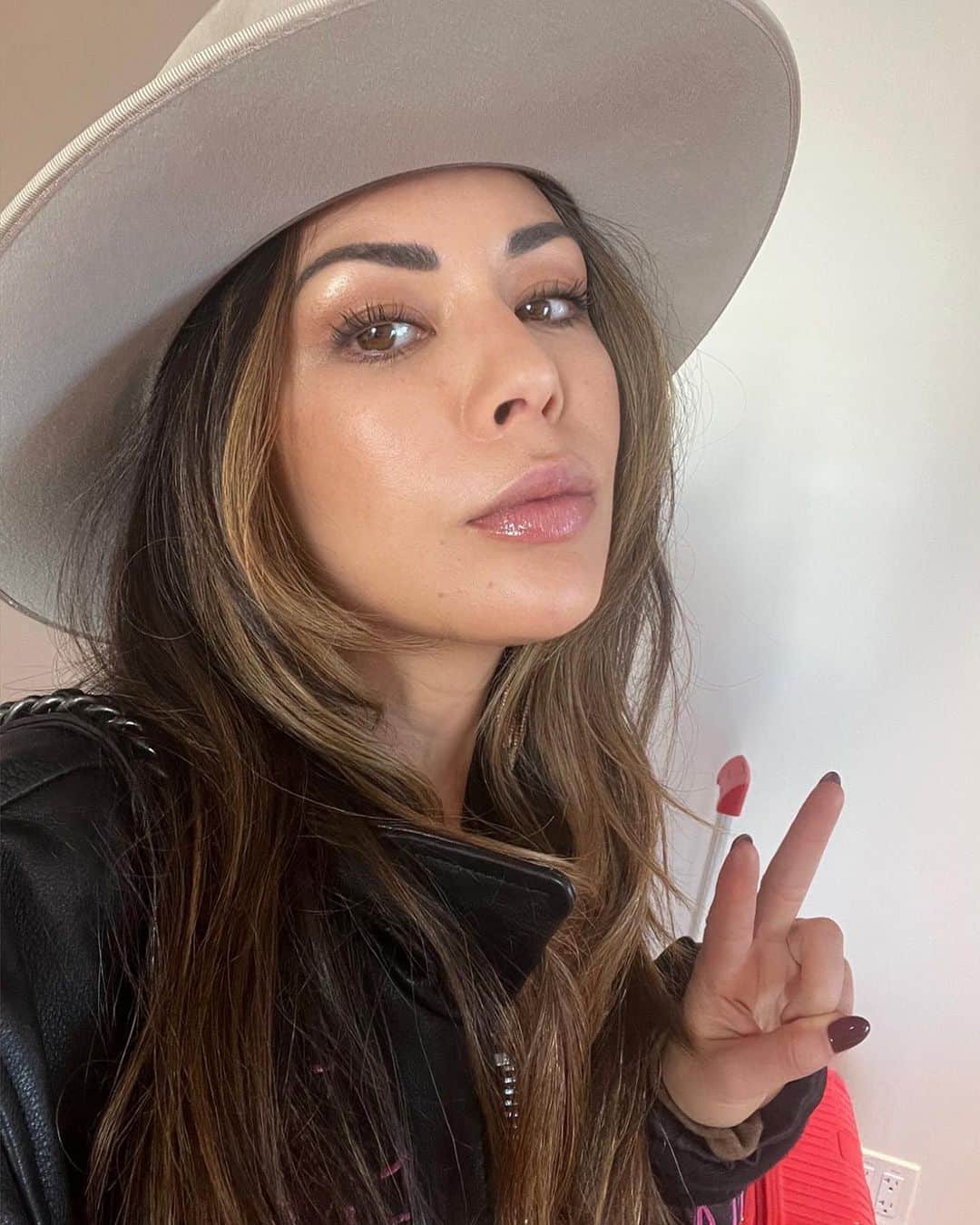 ジャネル・パリッシュのインスタグラム：「It’s my birthday. Here’s a poem I wrote. I think it’s great: Big hat Drinking wine Feeling FINE 😜 thanks for the birthday love 🤍」