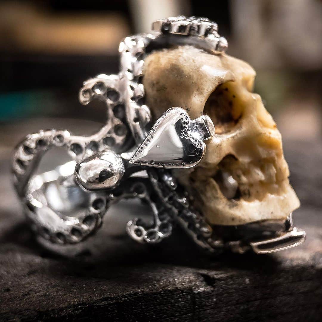 クレイジーピッグさんのインスタグラム写真 - (クレイジーピッグInstagram)「Who thinks we should do more One Off Bone Skulls? Here are some from the past, made individually on-site, never to be repeated 💀 . . . . #bone #skull #coffin #macarbe #gem #silver #oneoff #luxury #metal #ring #crown」10月31日 2時11分 - crazypigdesignslondon