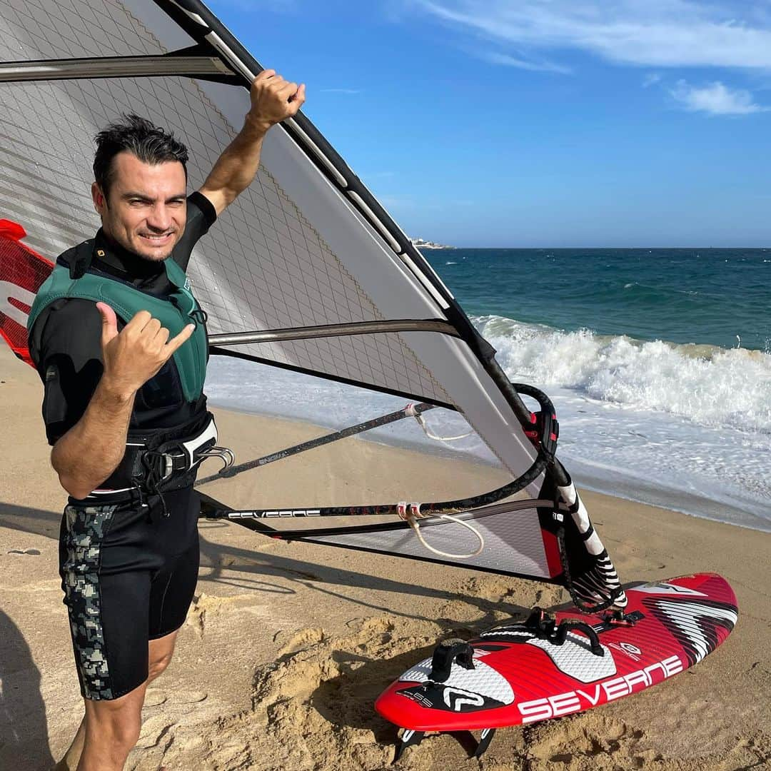 ダニ・ペドロサのインスタグラム：「Great days on the water! Good sessions and improving techniques!」