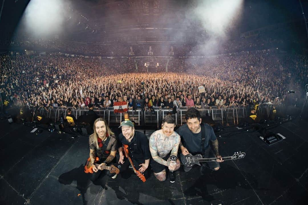 フォール・アウト・ボーイさんのインスタグラム写真 - (フォール・アウト・ボーイInstagram)「✨ So Much (For) Manchester ✨  📸 @elliottxingham」10月31日 0時43分 - falloutboy