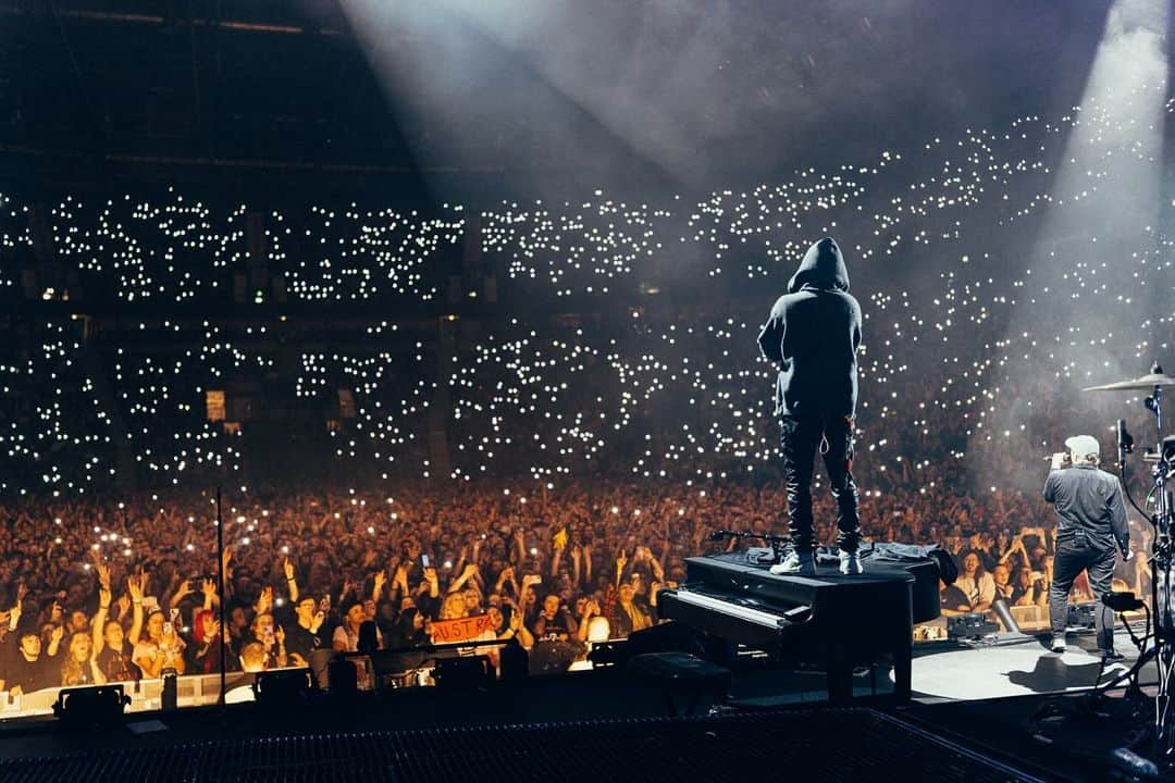 フォール・アウト・ボーイさんのインスタグラム写真 - (フォール・アウト・ボーイInstagram)「✨ So Much (For) Manchester ✨  📸 @elliottxingham」10月31日 0時43分 - falloutboy