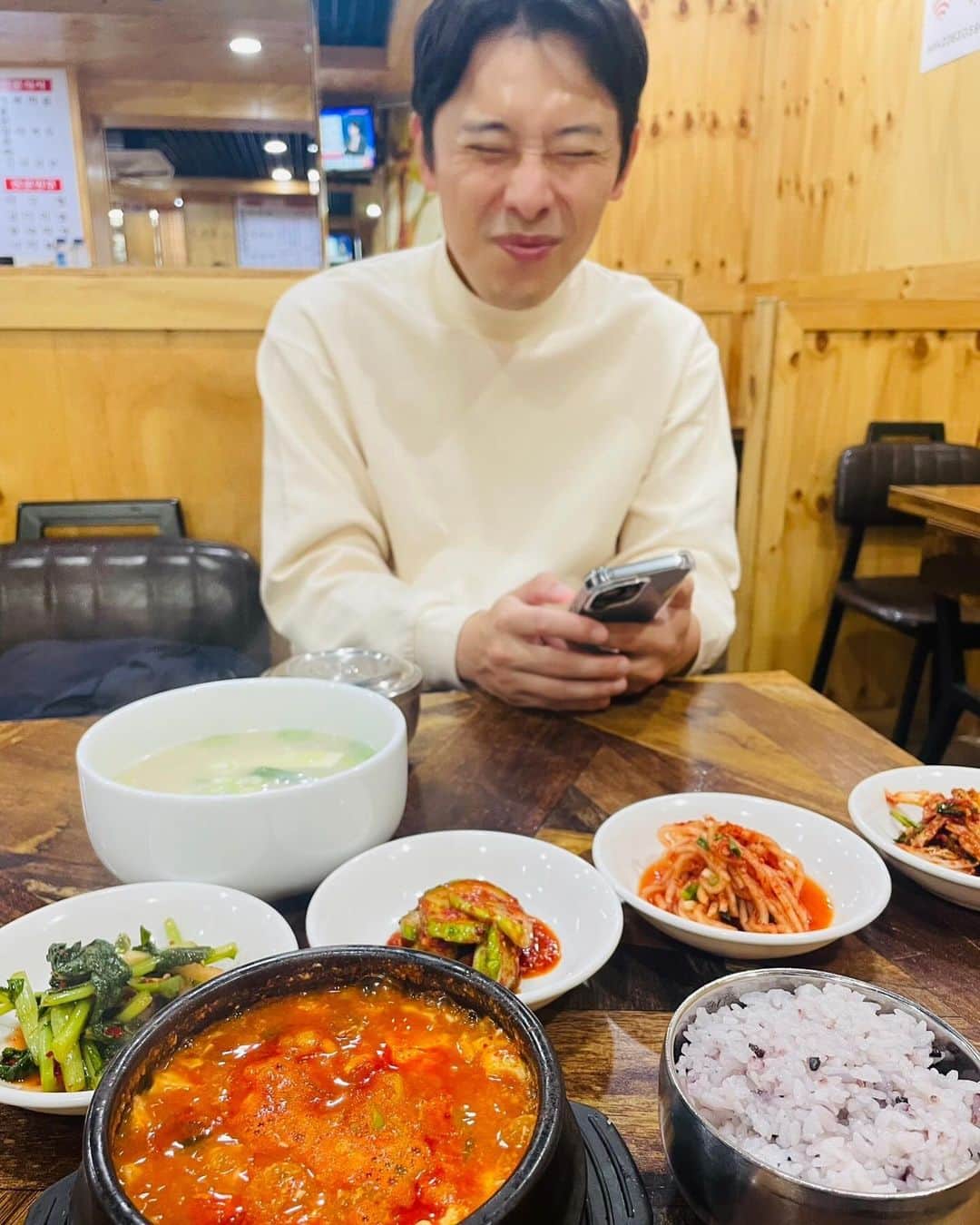 中家佐奈さんのインスタグラム写真 - (中家佐奈Instagram)「大好きな韓国へ連れてってもらうことに成功したオタクの投稿🫶🏼🇰🇷  ✈︎ vol.3  まだ投稿するの？ 嬉しすぎて沢山写真撮ってしまったから自分の記録用に📸  本場で映える写真を連写で撮ってポーズしてる子たちみて、それは無理だと思ったのでいつものうちらの写真しかありません🤫  朝食は#かおるtv のかおるちゃんが紹介してたお店『ソウルトゥッペギ　#서울뚝배기 』へ どれもめっちゃ美味しかった‼️  韓国に来ても雨女空模様が怪しくなり☁️☁️☁️  #newjeans のPVで使われてた壁画 今流行りの#onion  なんでもない壁にあった#SHINee のkey くん👏🏼👏🏼 どこを見渡しても幸せ👀✨  そして#BTS のPVで使われたところにある#Starbucks には行かなきゃだったんだが、運良く窓をお掃除してた🥹 韓国限定のピーチヨーグルトとピスタチオアボカドヨーグルト🍑🥑絶品♡  1日目🛬 #トゥクソム →#龍山 →#梨泰院 →#東大門  2日目 #忠武路 →#聖水洞 →#狎鴎亨 →#漢江 →#広蔵市場 →#景福宮 →#明洞 . . . #韓国 #Korea #渡韓 #한국 #並ばせてみた #今回もパクソジュン #박서준 #韓国グルメ  #旅行  #여행 #韓国旅行 #記念日」10月31日 0時44分 - 37nky