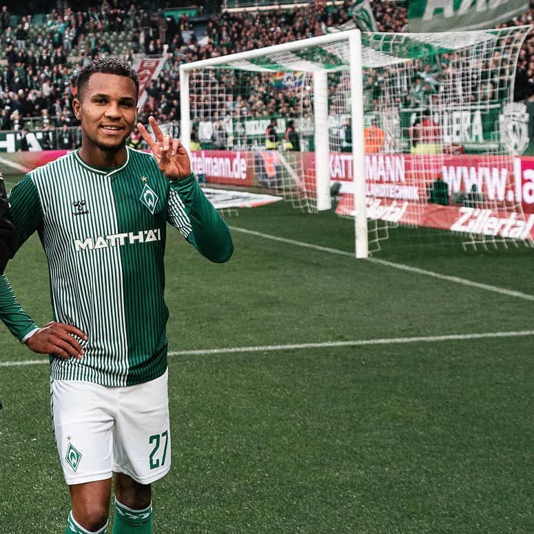 ヴェルダー・ブレーメンのインスタグラム：「Auf den Tag genau nach einem Jahr Verletzungspause zurück in der Bundesliga. 🙌  Schön, dich wieder auf dem Platz zu sehen, Felix! 💚 ___ #werder #bremen #svw #llgw #svwfcu #agu」