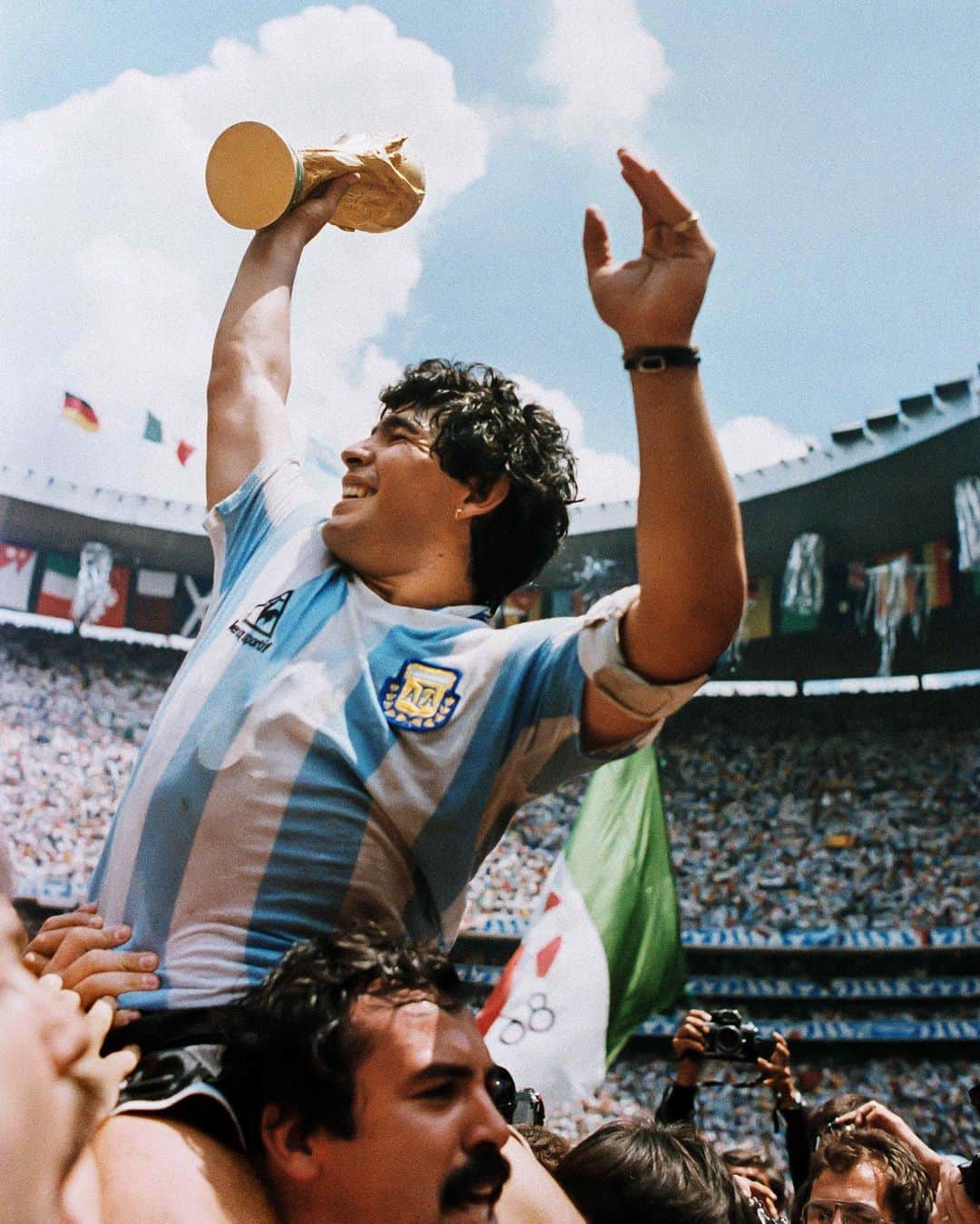 FIFAワールドカップさんのインスタグラム写真 - (FIFAワールドカップInstagram)「On this day in 1960, Diego Armando Maradona was born. 🇦🇷  #FIFAWorldCup」10月31日 0時50分 - fifaworldcup