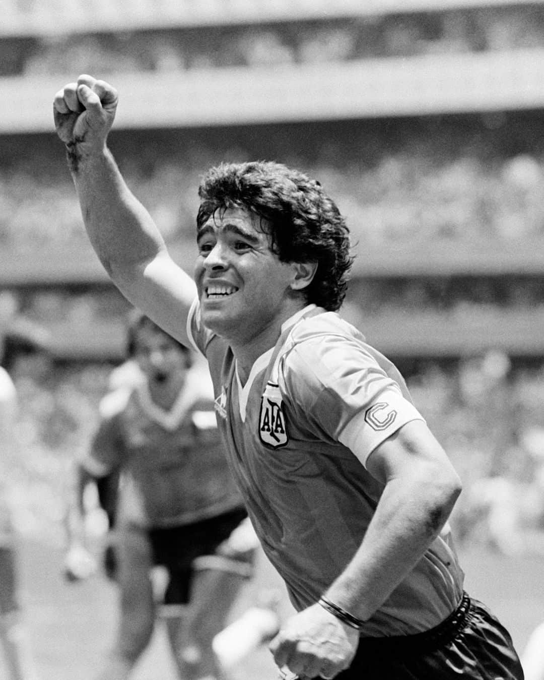 FIFAワールドカップさんのインスタグラム写真 - (FIFAワールドカップInstagram)「On this day in 1960, Diego Armando Maradona was born. 🇦🇷  #FIFAWorldCup」10月31日 0時50分 - fifaworldcup