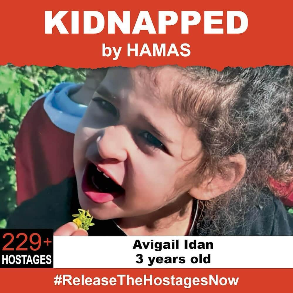 チェルシー・ハンドラーのインスタグラム：「On October 7th, 3-year old Avigail was stolen from her family when Hamas terrorists invaded Israel. Avigail is one of 229 hostages being held captive in Gaza in unknown conditions for over three weeks.  She should be home with her family.  Release Avigail now! #ReleaseTheHostagesNow  To see photos of all of the hostages and to share a poster yourself, please visit @kidnappedfromisrael. #BringThemHomeNow」