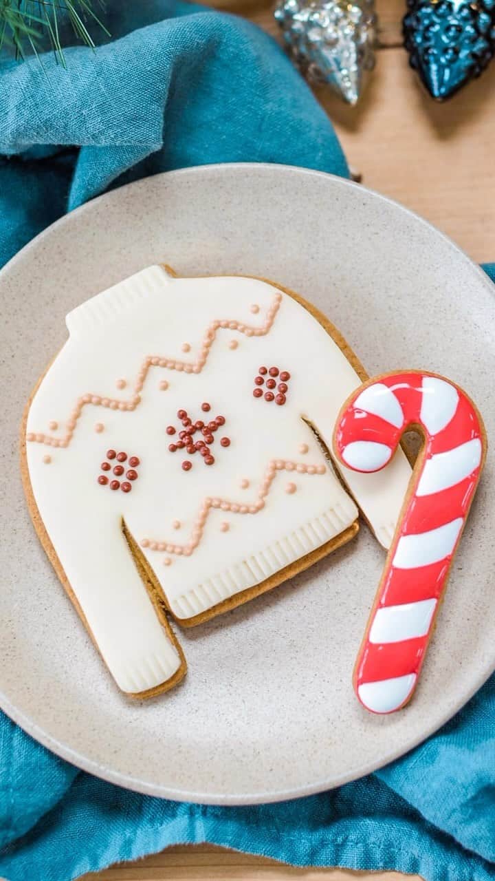 VELVETCAVIARのインスタグラム：「could it be, holiday cases, knocking on your chimney?❤️🤍」