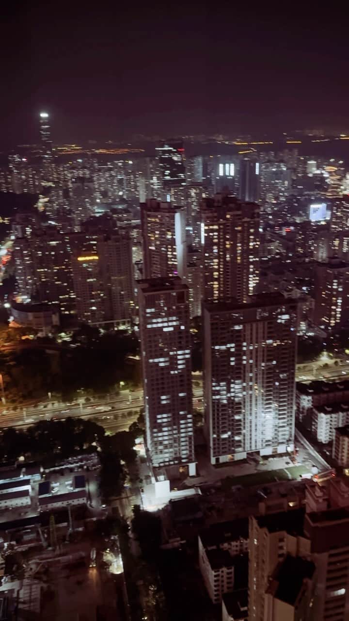 カロリーヌ・ド・メグレのインスタグラム：「Shenzhen by night. Music Theme of “The Conversation” by David Shire (1974) #OneSongADayCDM」