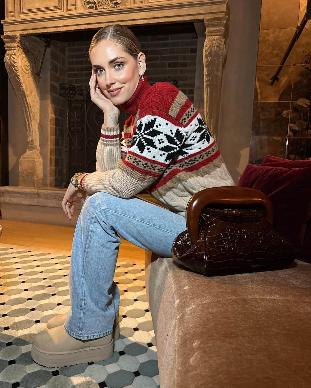 キアラ・フェラーニさんのインスタグラム写真 - (キアラ・フェラーニInstagram)「Oggi super cozy in @falconeriofficial 🥰 Questo dolcevita in cashmere morbidissimo è della loro nuova limited edition ❤️ #adv #falconeri 🇬🇧 Super cozy in @falconeriofficial today 🥰 This extra soft cashmere turtleneck is from their new limited edition ❤️ #adv #falconeri」10月31日 1時04分 - chiaraferragni