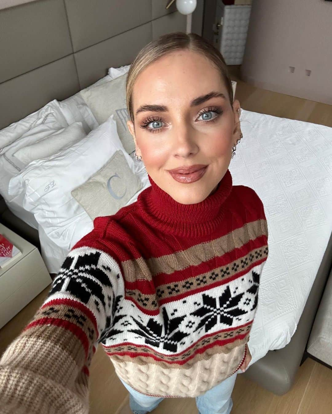 キアラ・フェラーニさんのインスタグラム写真 - (キアラ・フェラーニInstagram)「Oggi super cozy in @falconeriofficial 🥰 Questo dolcevita in cashmere morbidissimo è della loro nuova limited edition ❤️ #adv #falconeri 🇬🇧 Super cozy in @falconeriofficial today 🥰 This extra soft cashmere turtleneck is from their new limited edition ❤️ #adv #falconeri」10月31日 1時04分 - chiaraferragni