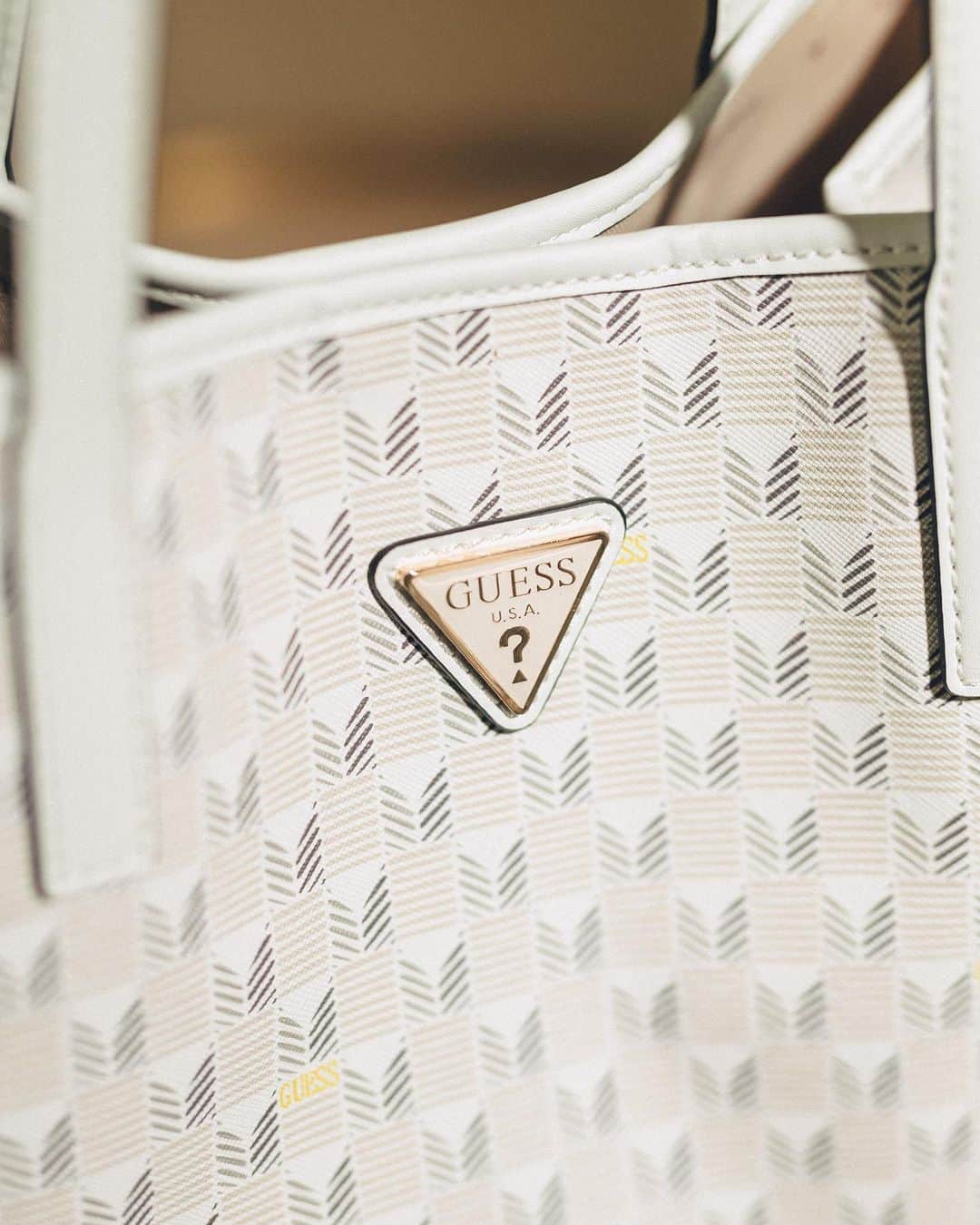 ゲスのインスタグラム：「The crème de la crème of travel companions. The Vikky Geo Siganture Tote makes the perfect gift for the one on-the-go. #GUESSHandbags」