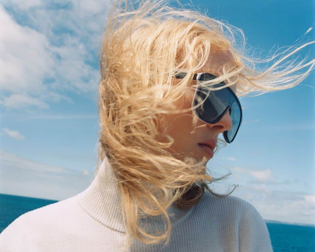 Chloéのインスタグラム：「@boy.ewald wears the Jasper mask sunglasses with black, blue and ivory frames and mirror lenses from the recently unveiled Chloé Mountain capsule collection.  Photographed by @nikkimcclarron  #ChloeMountain」