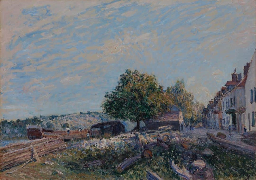 ロサンゼルスカウンティ美術館のインスタグラム：「Alfred Sisley was born #onthisday in 1839.  He was one of the most consistent Impressionists in his dedication to painting landscape en plein air (outdoors). He rarely deviated into figure painting and, unlike Renoir and Pissarro, knew Impressionism fulfilled his artistic needs. His landscapes were characterized by tranquillity, and were often in pale shades of green, pink, purple, dusty blue and cream.」