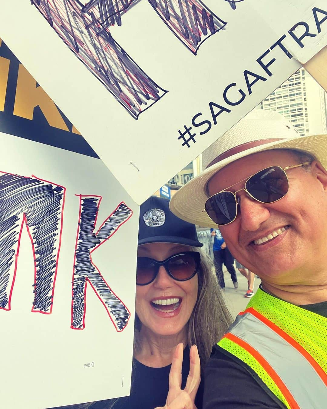 メアリー・マクドネルのインスタグラム：「Love the HONKS . just love . When you pass the picket lines friggin HONK! There’s nothing like knowing complete strangers support our fight for justice , integrity and working class families in our industry . We are all one in those moments.. so honk! #PowerToPerformers #SagAftraStrike #SagAftraStrong this was Day 106. See y’all out there this week!」