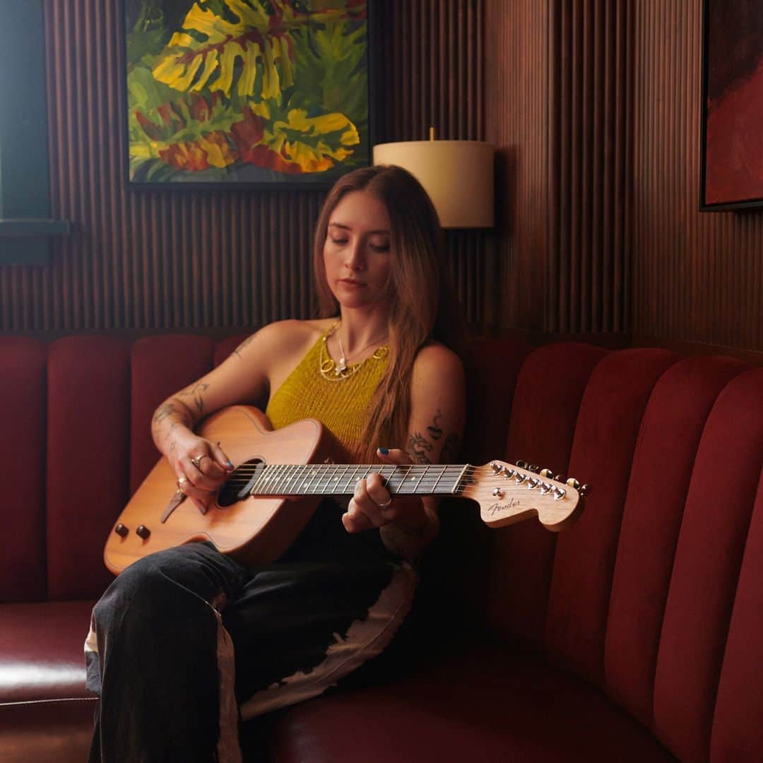 Fender Guitarさんのインスタグラム写真 - (Fender GuitarInstagram)「The Highway Series offers the classic vibe of a traditional acoustic guitar with upgraded features for today’s live acoustic player. Get yours at the link in bio. ⁠ ⁠ Featuring @briasalmena」10月31日 1時01分 - fender