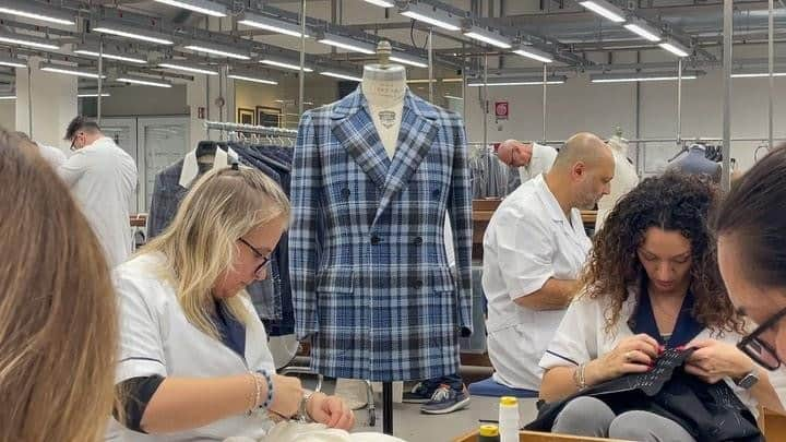 チェザーレ アットリーニのインスタグラム：「Our journey through our Casalnuovo #sartoria tailoring continues in the heart of it: the #sewing room, where around one hundred #tailors work side by side exclusively by hand, following the dictates of #Maestro Cesare, instilled in years and years of daily work alongside them.   Discover more about our #heritage of #sartorial know-how on our website (link in bio)  #CesareAttolini #TimelessElegance #handmade  #bespoke #Attolini #SartoriaAttolini #PreciousHands」