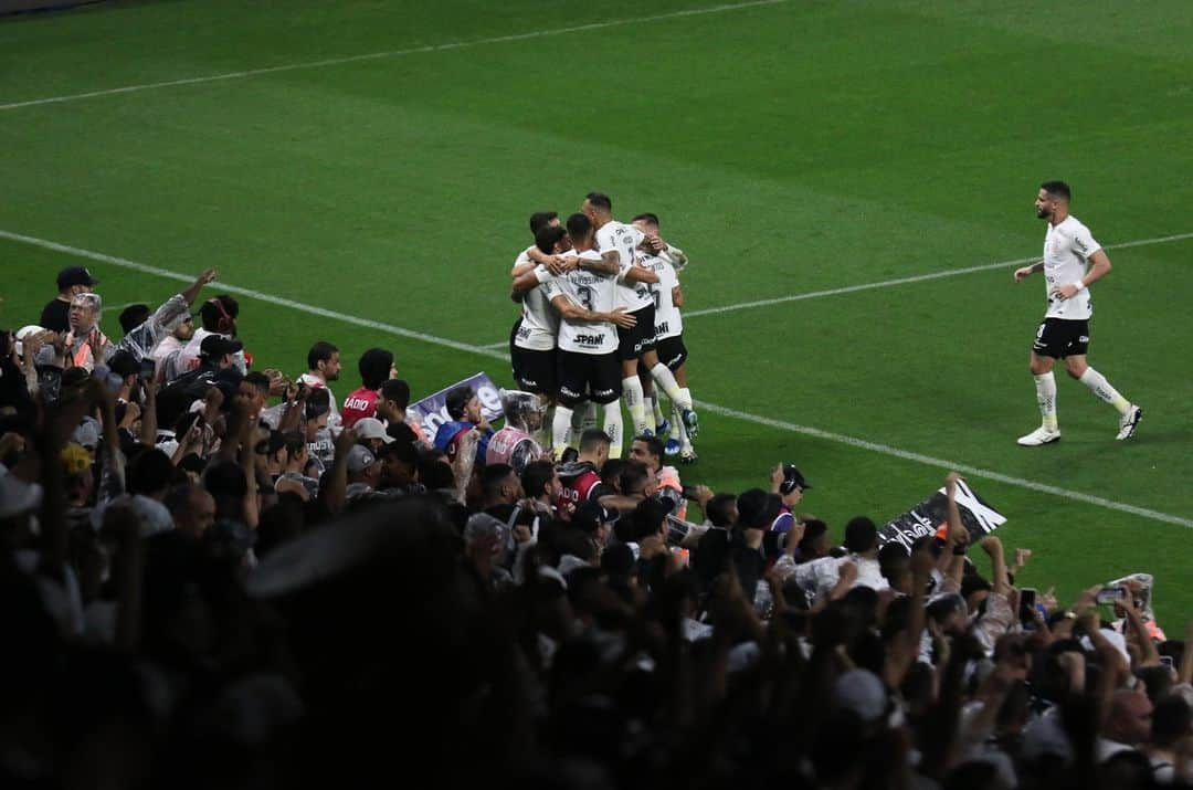 コリンチャンスさんのインスタグラム写真 - (コリンチャンスInstagram)「Quarta-feira tem mais Timão na #CasaDoPovo! 🖤⚽  📸 @josemanoelidalgo   #NeoQuimicaArena #VaiCorinthians」10月31日 1時01分 - corinthians