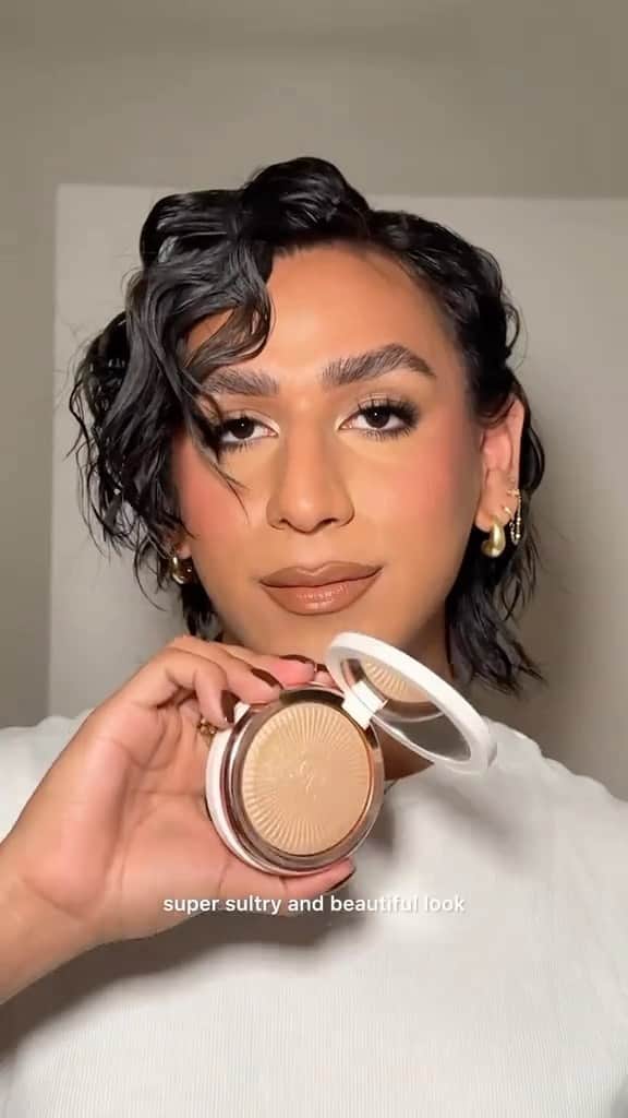 Anastasia Beverly Hillsのインスタグラム：「“Te enseño como lograr este maquillaje super glowy and Sultry de manera fácil.” @byvivas (he/him) ❤️‍🔥  He wears NEW Glow Seeker Highlighter and Mini Sultry 😍  #AnastasiaBeverlyHills」