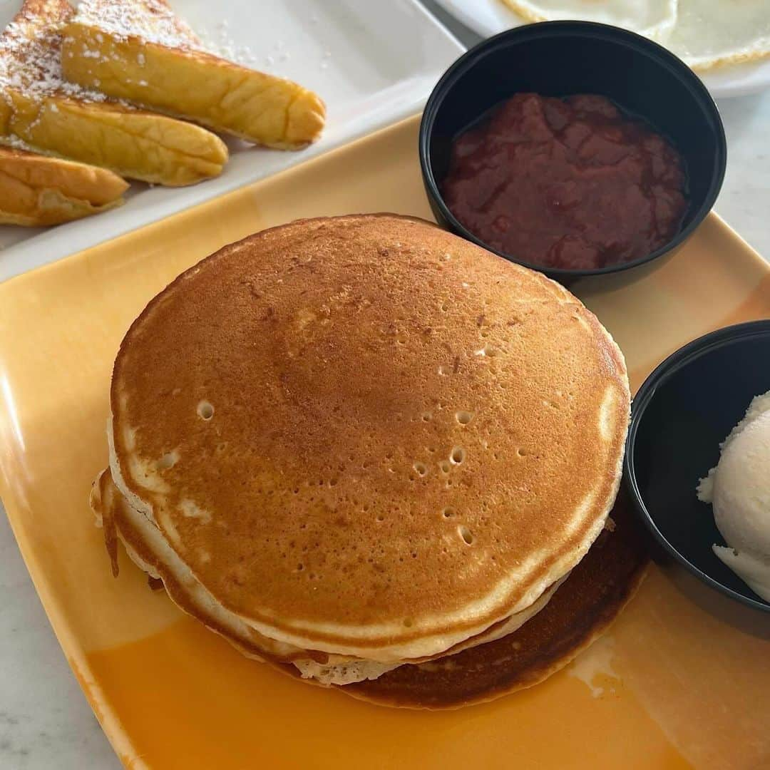 横山紗弓さんのインスタグラム写真 - (横山紗弓Instagram)「7:00〜openだったので 2日目の朝に選んだcafe🏡 ふわふわしっとりボリューム満点！ 塩系も甘めもトッピング豊富で悩んだ☁️ 帰り際にはdouble rainbow🌈🌈 今年2回目の幸福のサイン☺︎ #guam #グアム #グアム旅行 #グアム観光 #🇬🇺  #グアムホテル #グアムグルメ #旅行 #海外旅行 #リゾート」10月31日 1時02分 - 1129sym