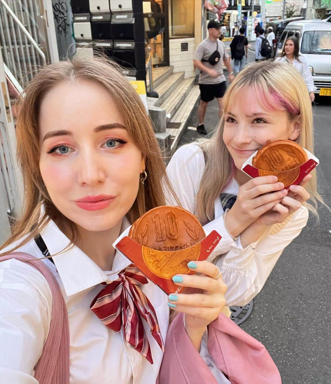 アシヤさんのインスタグラム写真 - (アシヤInstagram)「ヤナと女子高校生のコスプレ👧 @yanaimo_   #あしや　#明砂　#タタール人　#金髪　#金髪ロング　#青目　#国内旅行　#女子旅　#一人旅　#Youtuber #外国人モデル　#外国人 #japan #tokyo  #ashiya #japanese #aesthetically #aesthetic #blueaesthetic  #outfitinspo #softaesthetic」10月31日 1時04分 - ashiya74